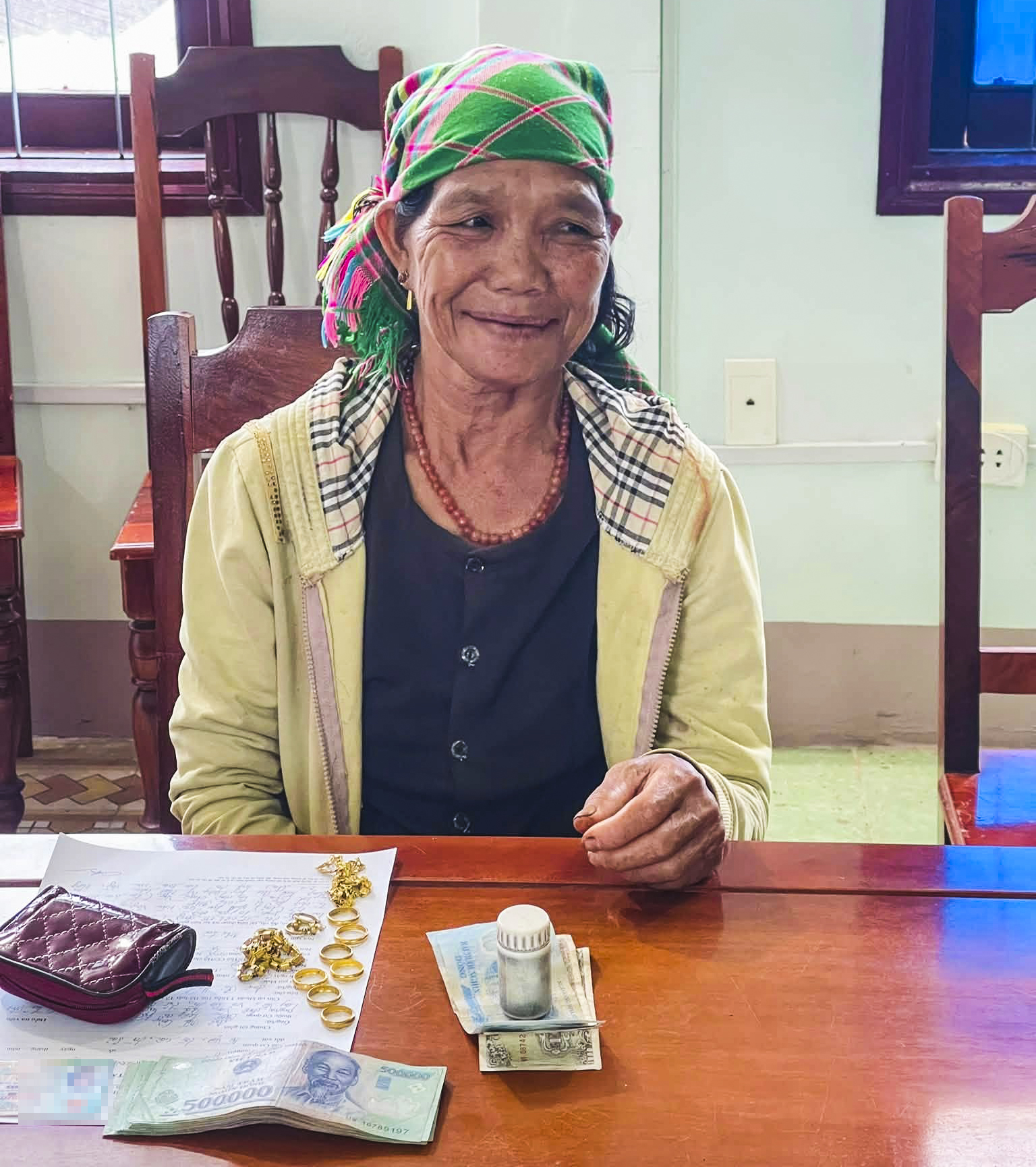 Công an tìm lại 1,3 cây vàng và hơn 15 triệu đồng cho người đánh rơi- Ảnh 2.
