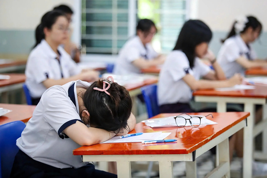 Chỉ cho người trẻ cách đứng dậy- Ảnh 1.