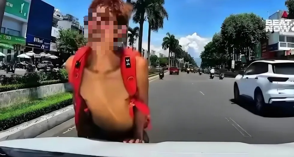Trượt ván giữa làn ô tô lại lớn tiếng thách thức ‘biết bố mày là ai không?'- Ảnh 3.