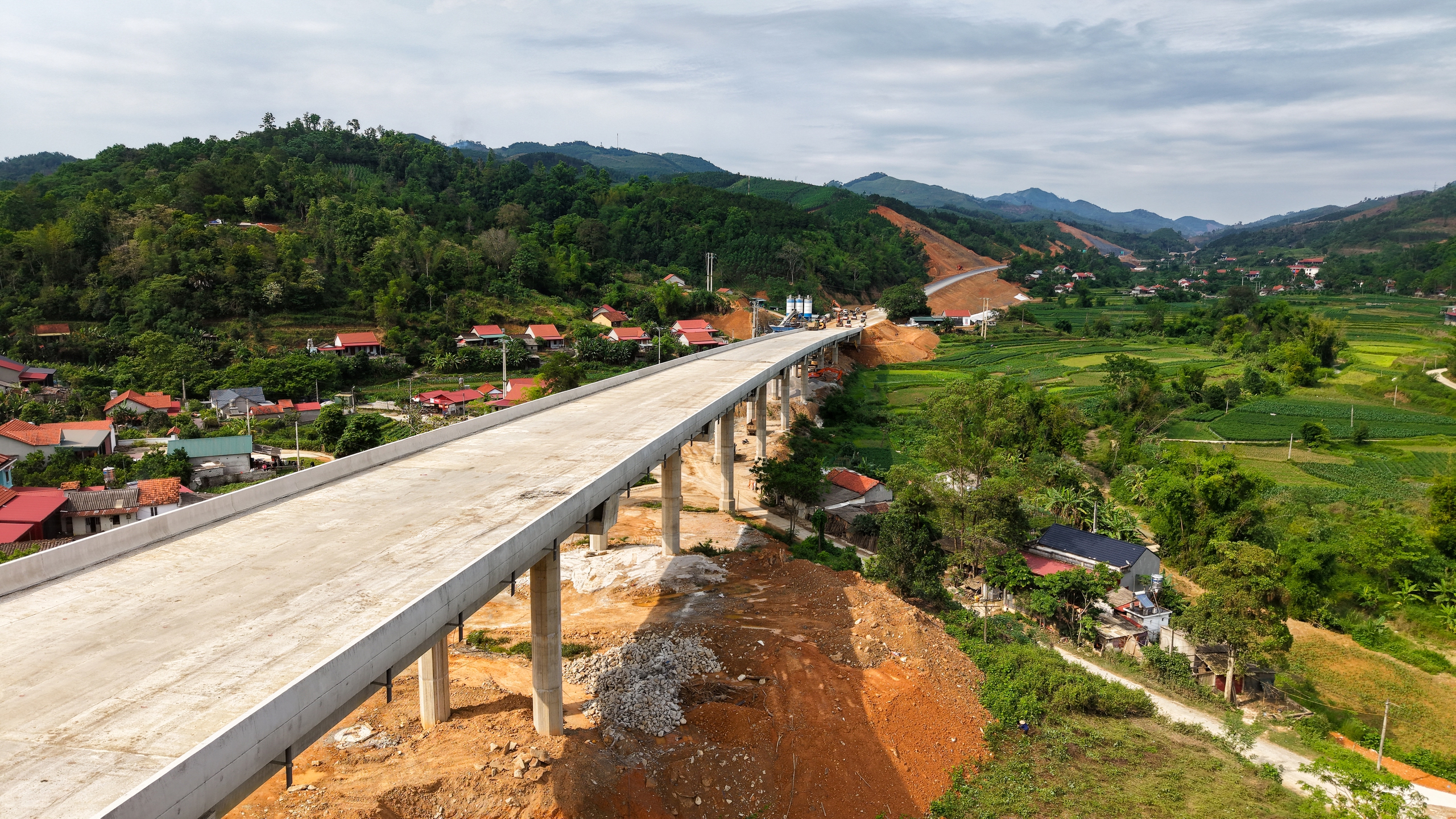 Sắp hoàn thành tuyến cao tốc nối cửa khẩu đường bộ lớn nhất miền Bắc- Ảnh 5.