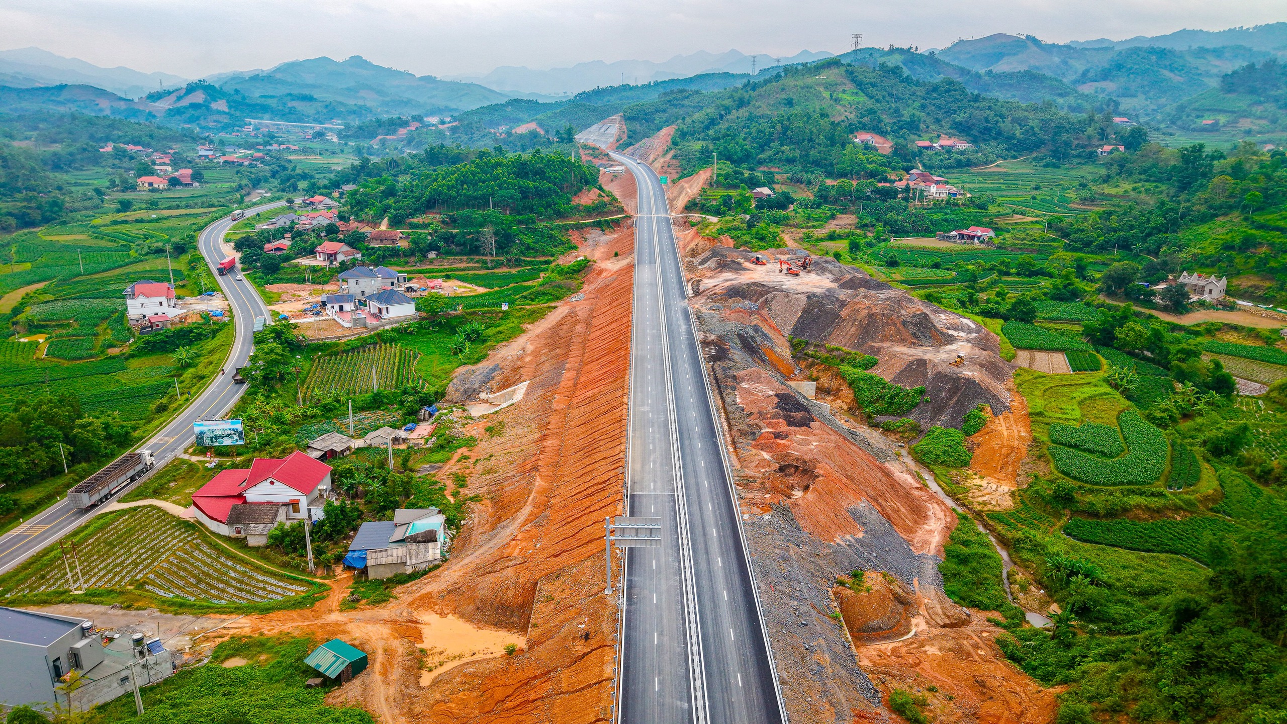 Sắp hoàn thành tuyến cao tốc nối cửa khẩu đường bộ lớn nhất miền Bắc- Ảnh 1.