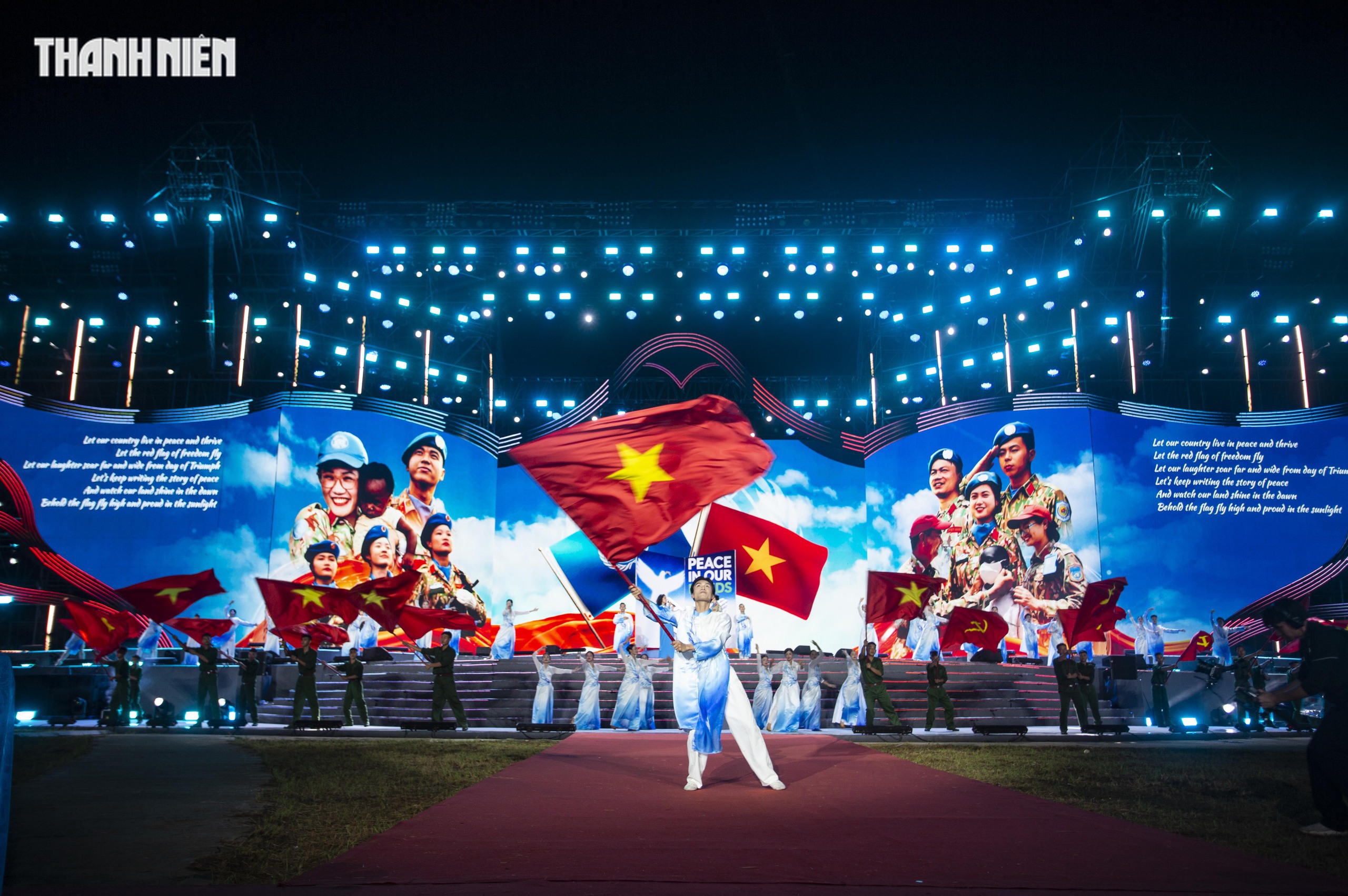 Mãn nhãn màn pháo hoa khép lại đêm khai mạc Lễ hội Vì hòa bình 2026- Ảnh 2.
