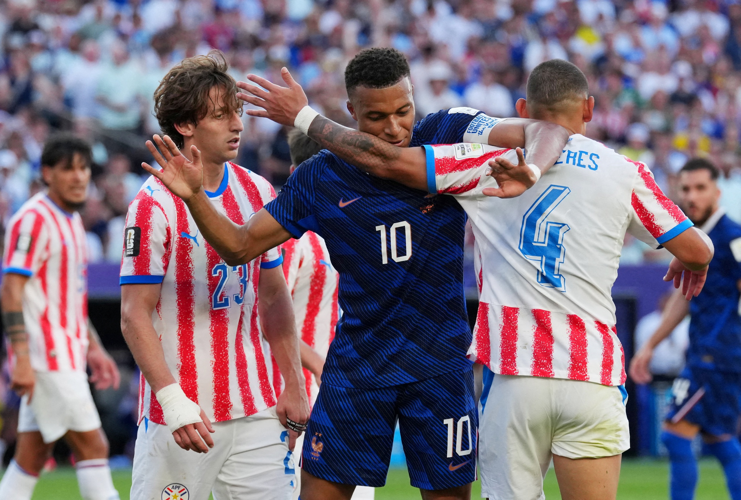 Mbappe thoát thẻ đỏ ngoạn mục vì… không che miệng, phát biểu gây sốc ' Paraguay cứ nghĩ Pháp chơi đẹp cơ'