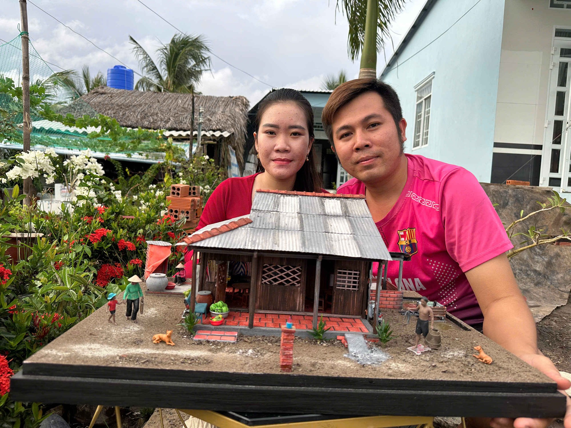 Vợ chồng miền Tây lưu giữ ký ức qua những 'căn nhà thu nhỏ' - Ảnh 1.