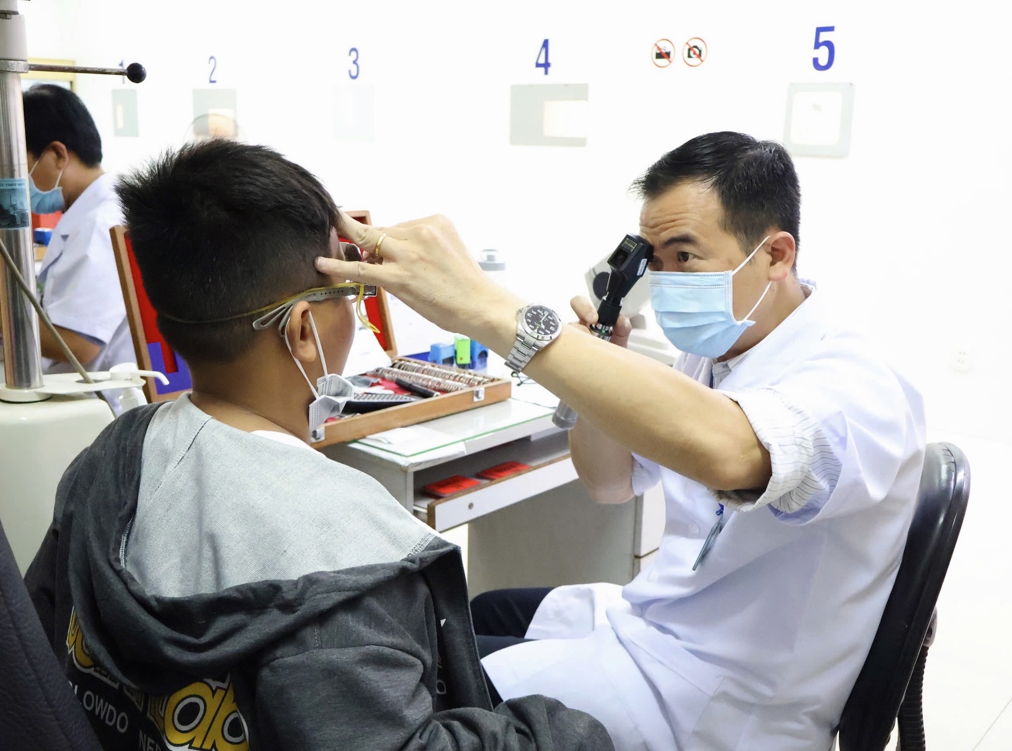 Báo động cận thị ở trẻ em- Ảnh 5.