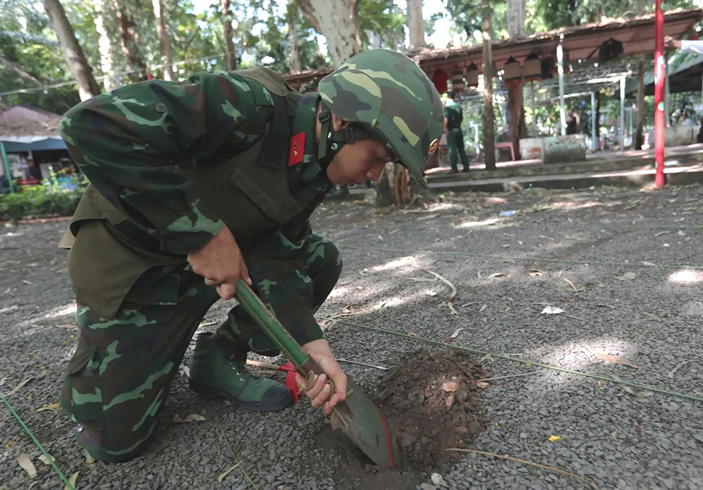 Không để sai sót trong việc tìm kiếm hài cốt liệt sĩ tại công viên Lê Thị Riêng- Ảnh 1.