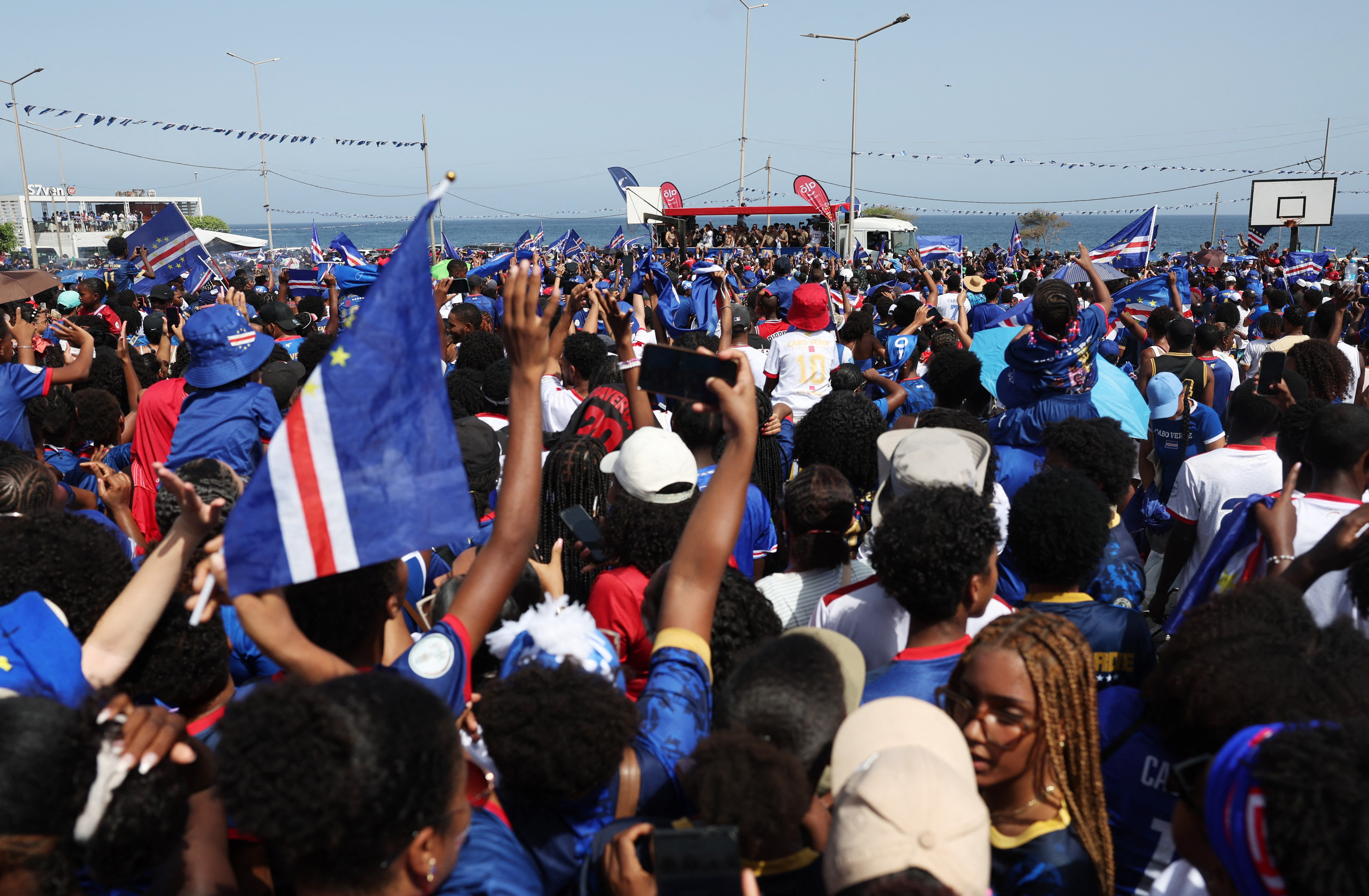 Những người hùng Cabo Verde được chào đón vô cùng nồng hậu tại quê nhà, thủ môn Vozinha ‘đắt show’- Ảnh 3.