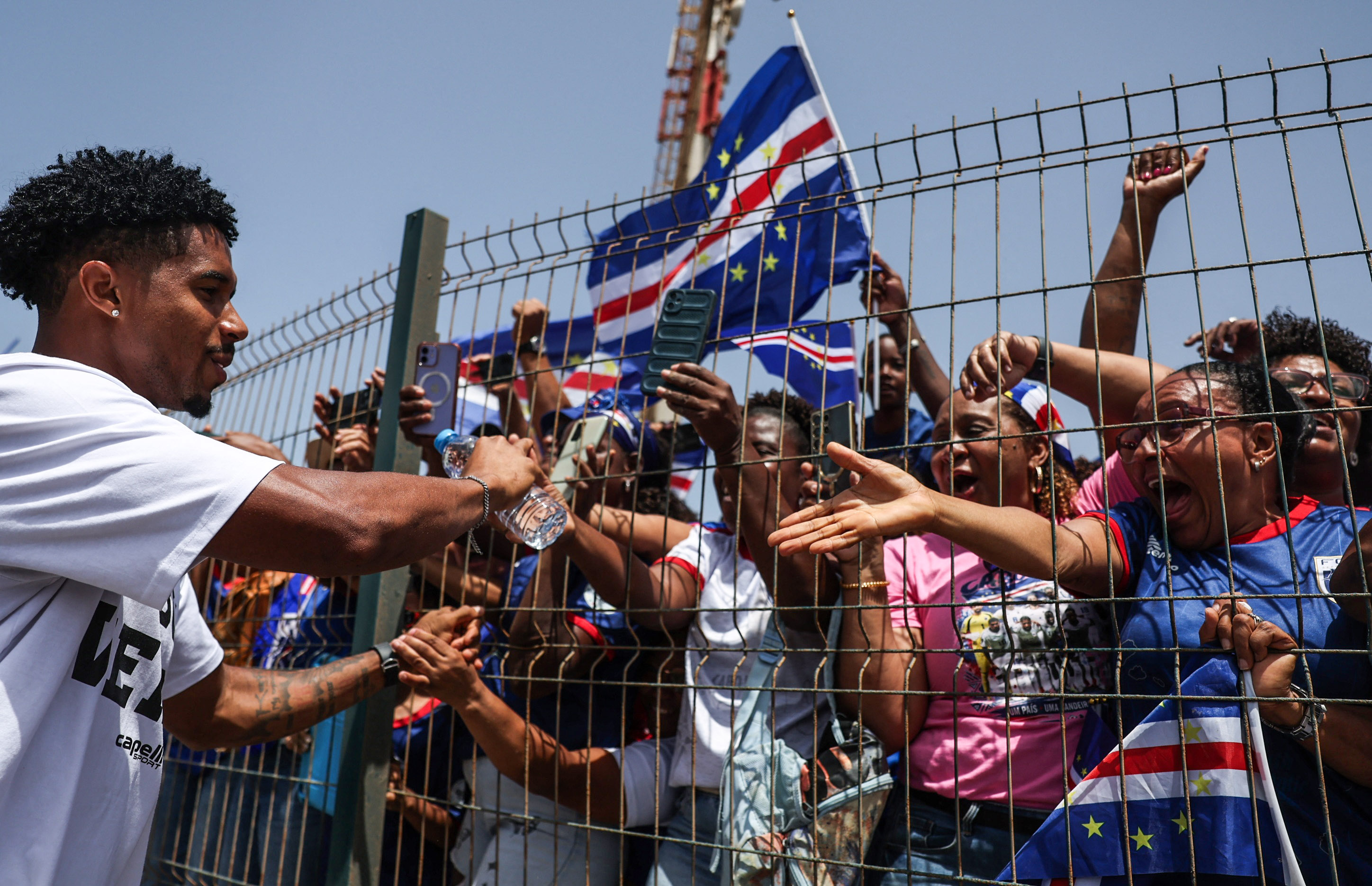 Những người hùng Cabo Verde được chào đón vô cùng nồng hậu tại quê nhà, thủ môn Vozinha ‘đắt show’- Ảnh 2.
