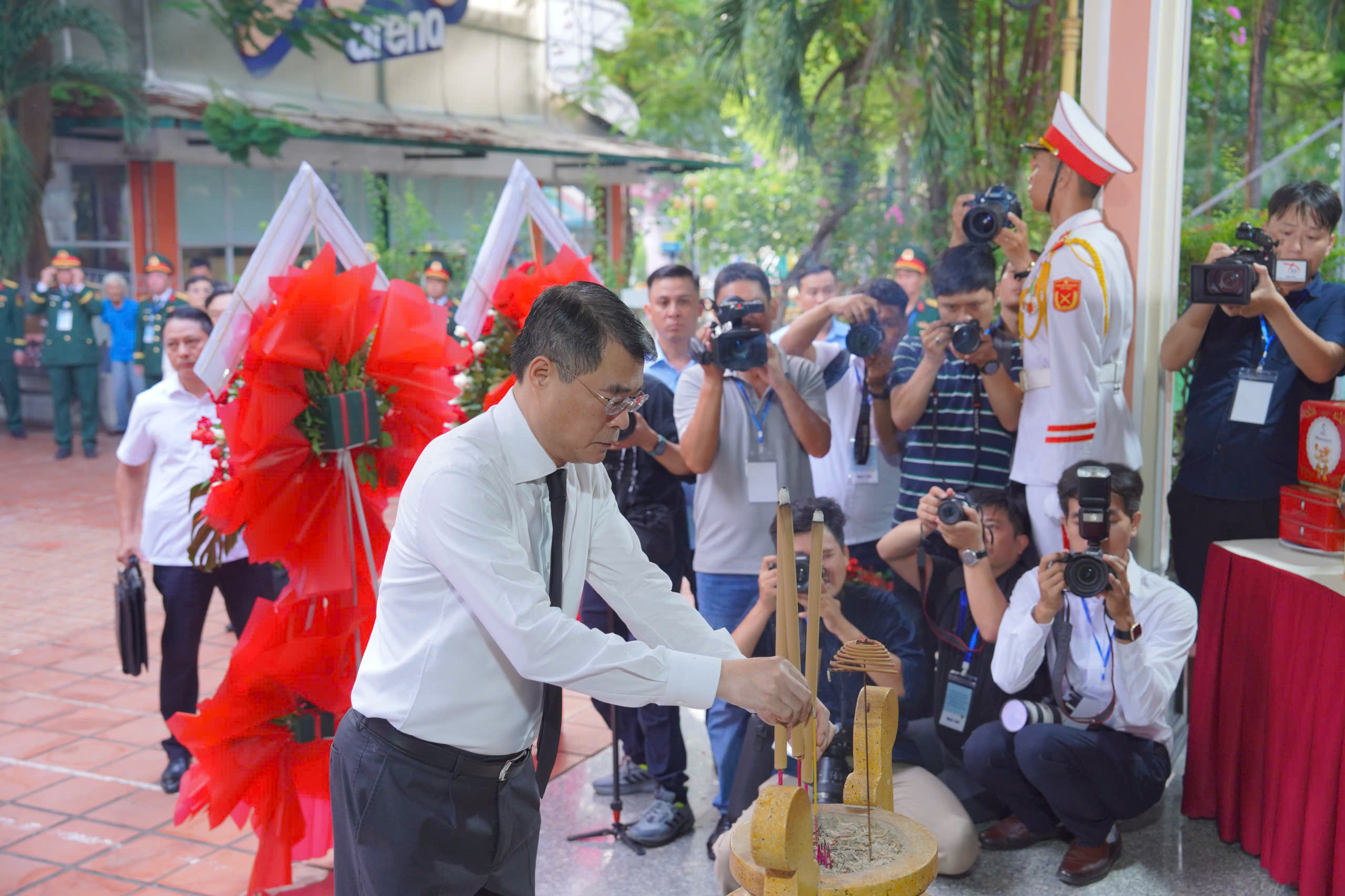 Thủ tướng dự lễ quy tập hài cốt liệt sĩ ở công viên Lê Thị Riêng- Ảnh 2.