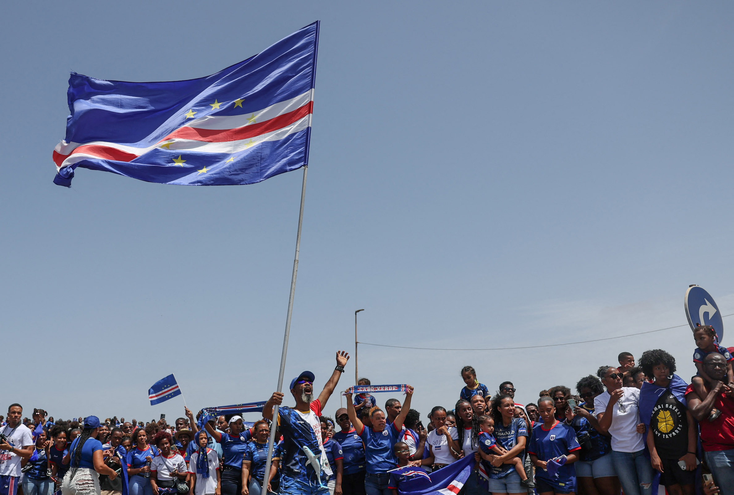 Những người hùng Cabo Verde được chào đón vô cùng nồng hậu tại quê nhà, thủ môn Vozinha ‘đắt show’- Ảnh 4.