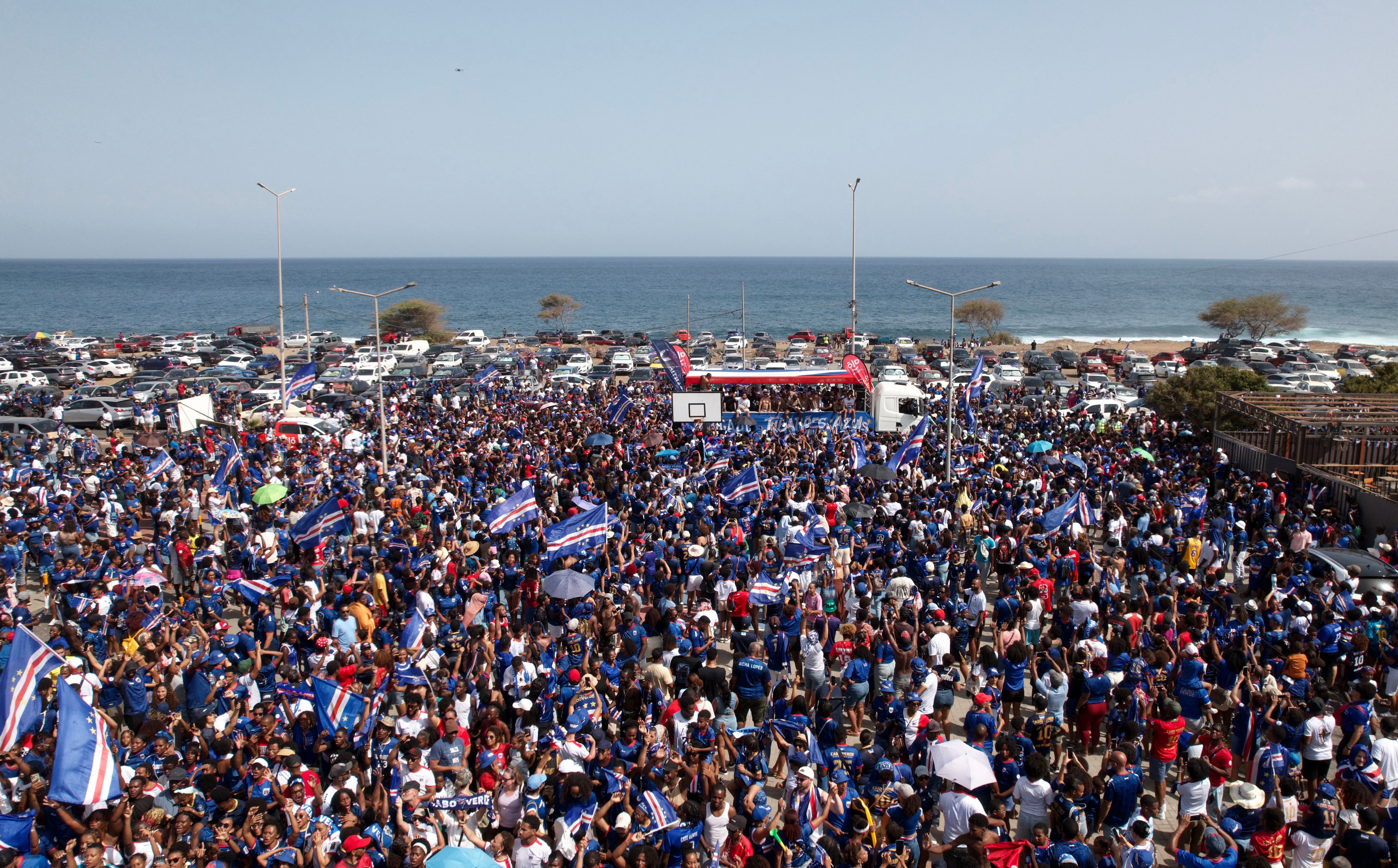 Những người hùng Cabo Verde được chào đón vô cùng nồng hậu tại quê nhà, thủ môn Vozinha ‘đắt show’- Ảnh 1.