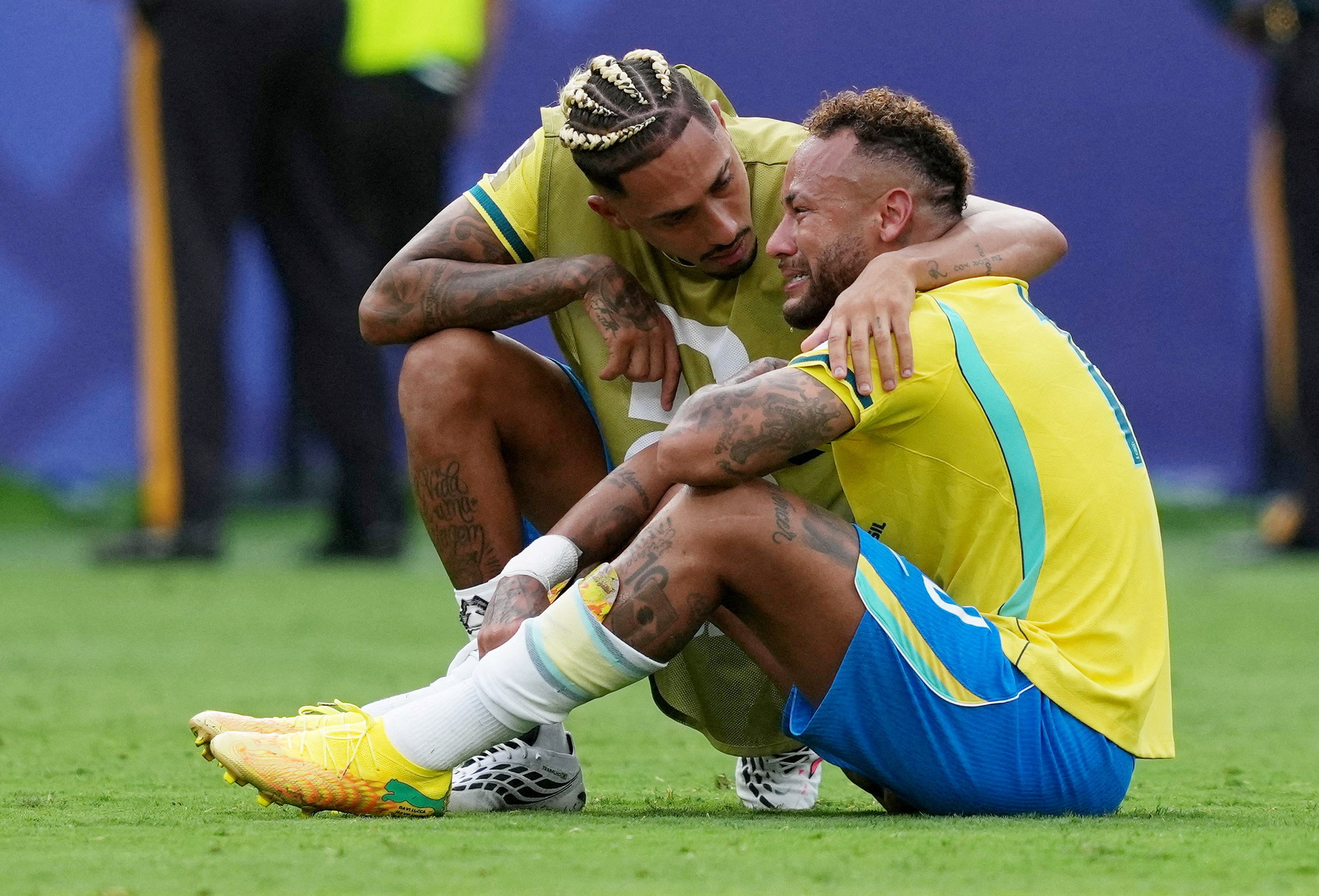 Brazil bị loại sốc, Neymar nghẹn ng&agrave;o: - Ảnh 1.