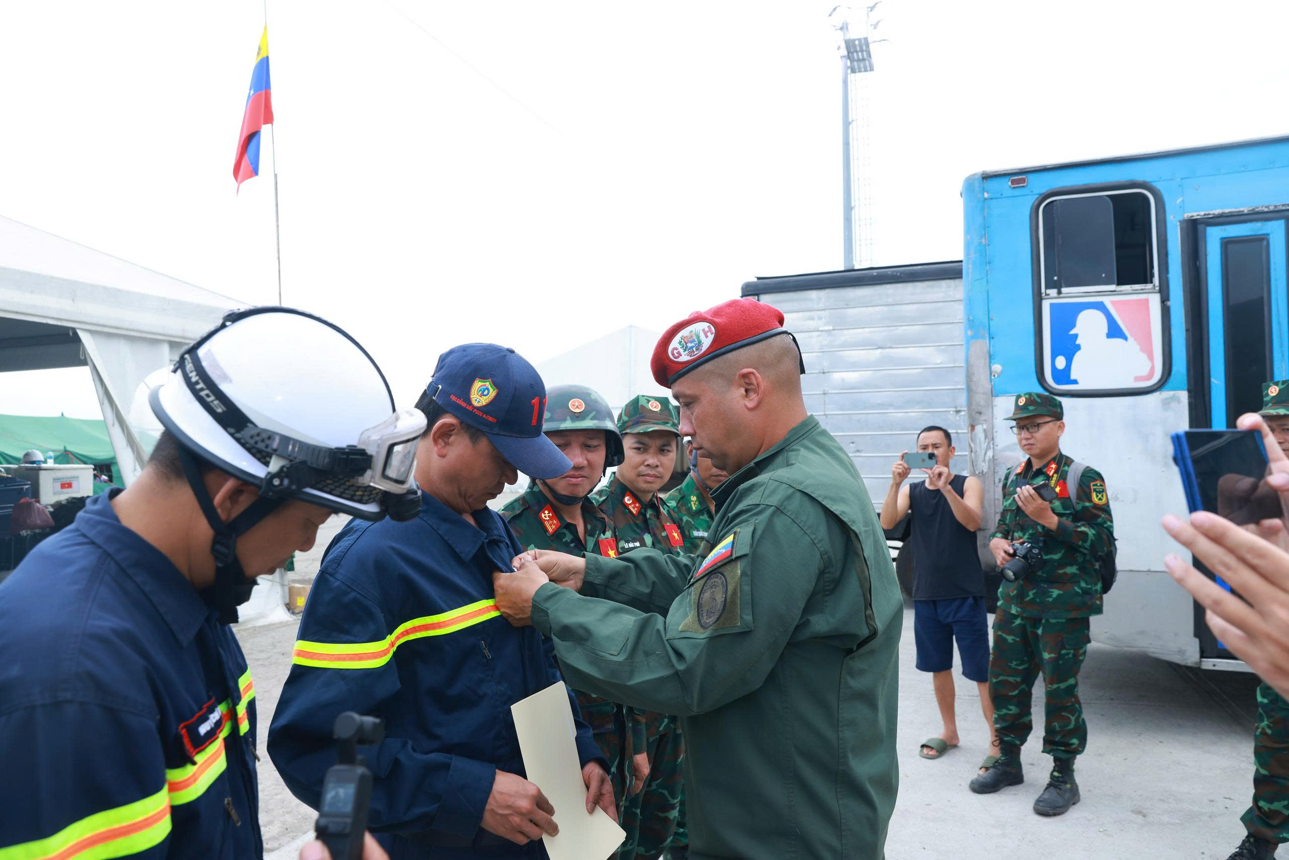 Venezuela tặng huy chương 'Anh hùng Venezuela' cho đoàn cứu hộ Việt Nam- Ảnh 1.