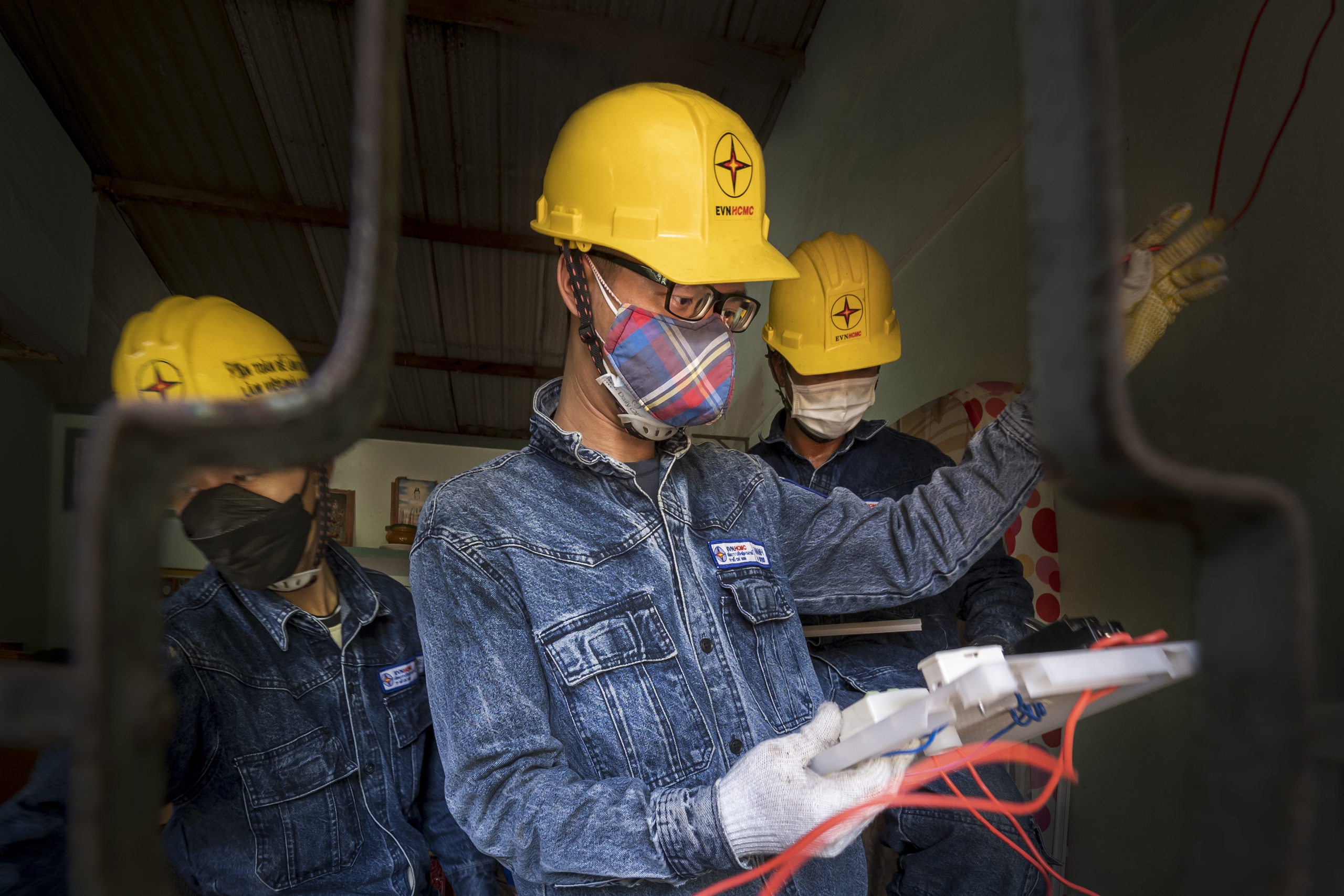 Ảnh dự thi: EVNHCMC lắp điện cho các gia đình khó khăn - Ảnh 1.
