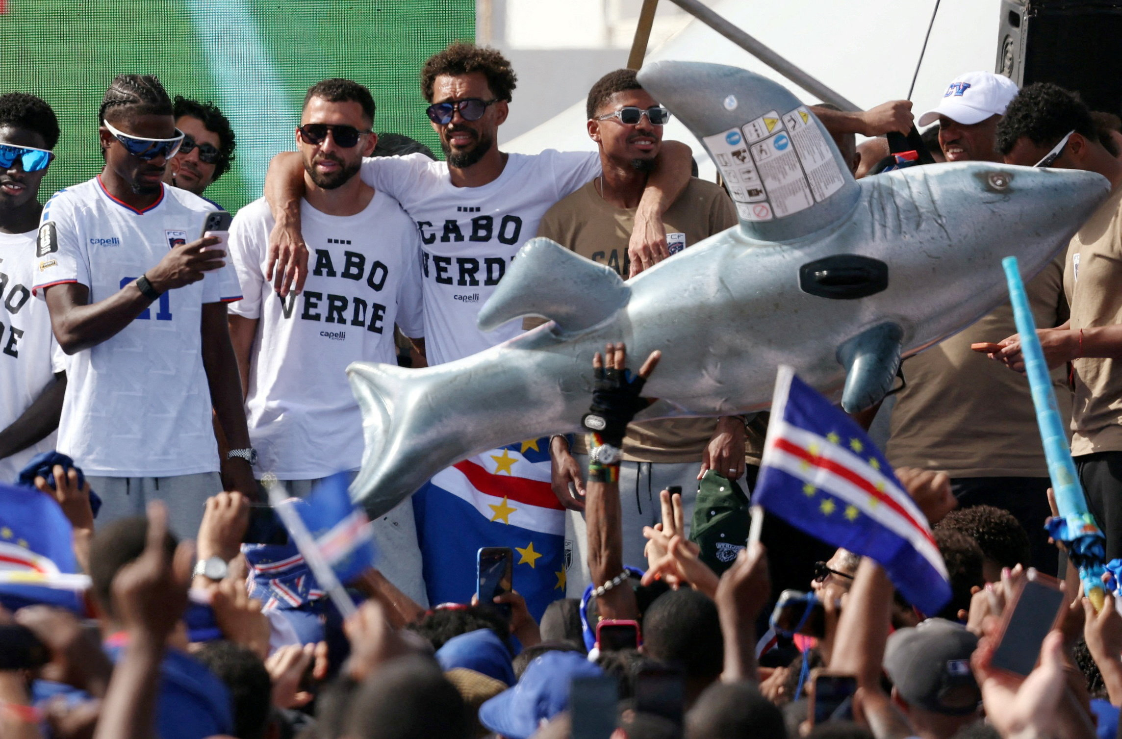 Những người hùng Cabo Verde được chào đón vô cùng nồng hậu tại quê nhà, thủ môn Vozinha ‘đắt show’- Ảnh 5.