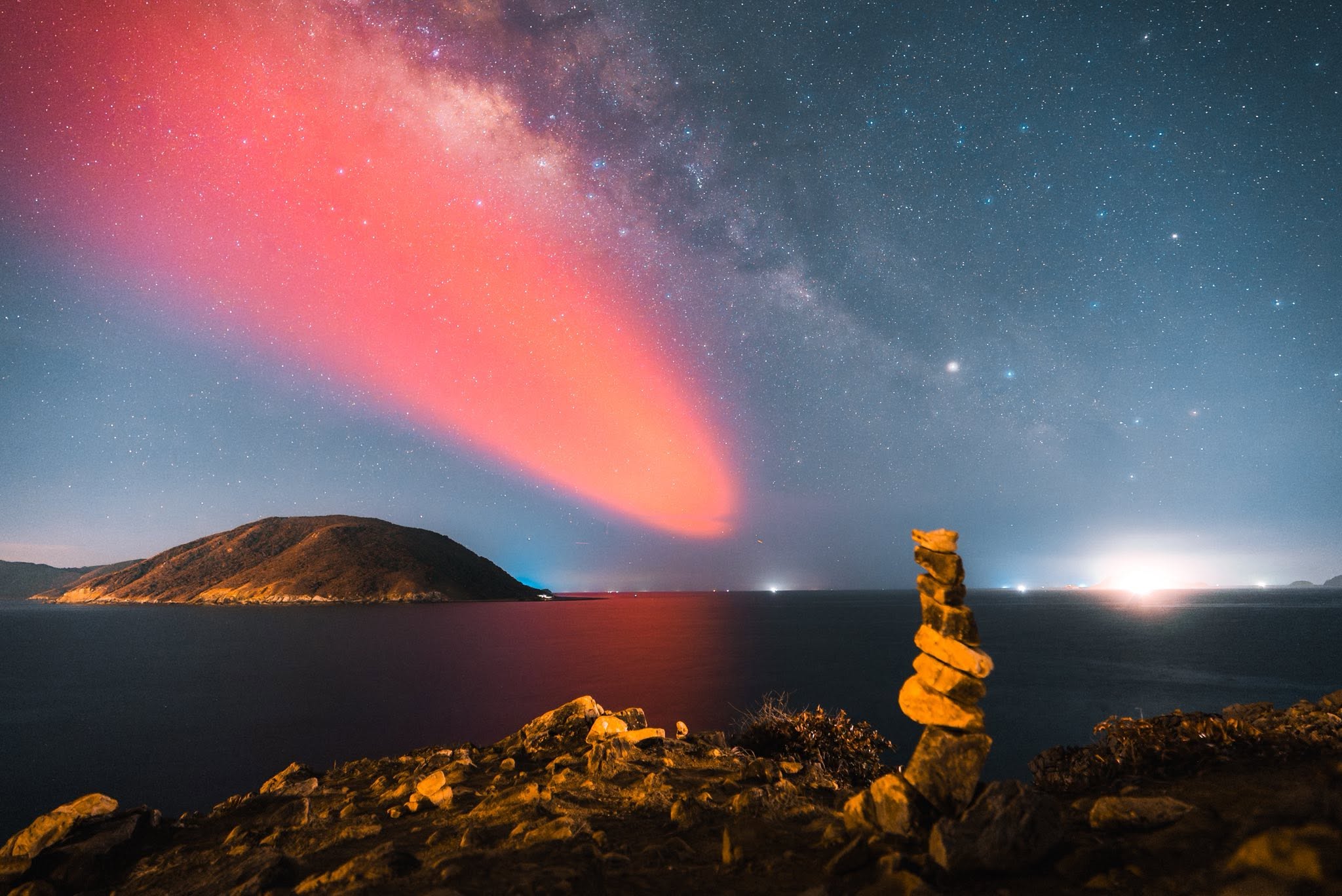 Hiện tượng lạ trên bầu trời Côn Đảo tối qua là gì?: 'May mắn camera ghi lại…' - Ảnh 1.