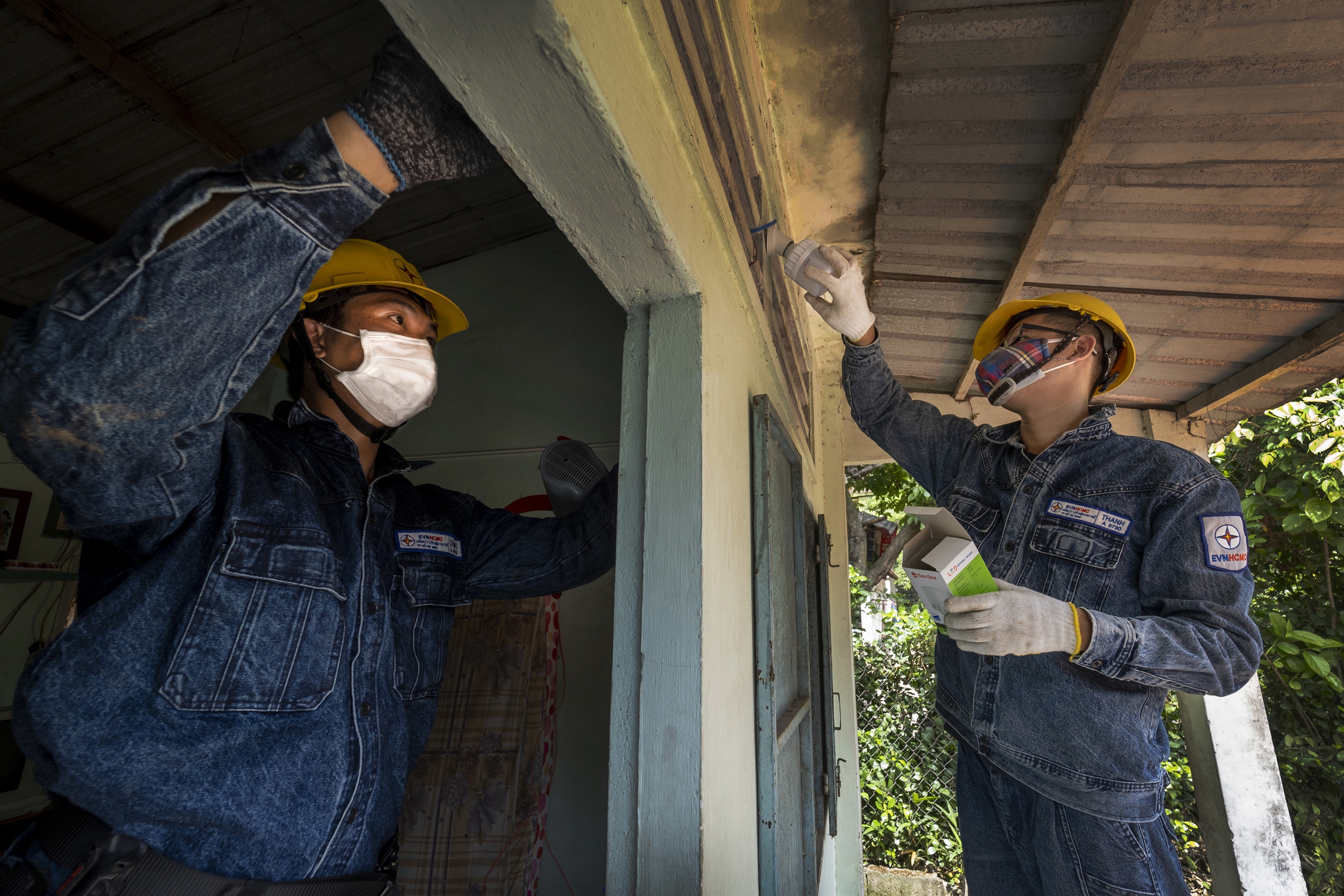 Ảnh dự thi: EVNHCMC lắp điện cho các gia đình khó khăn - Ảnh 2.