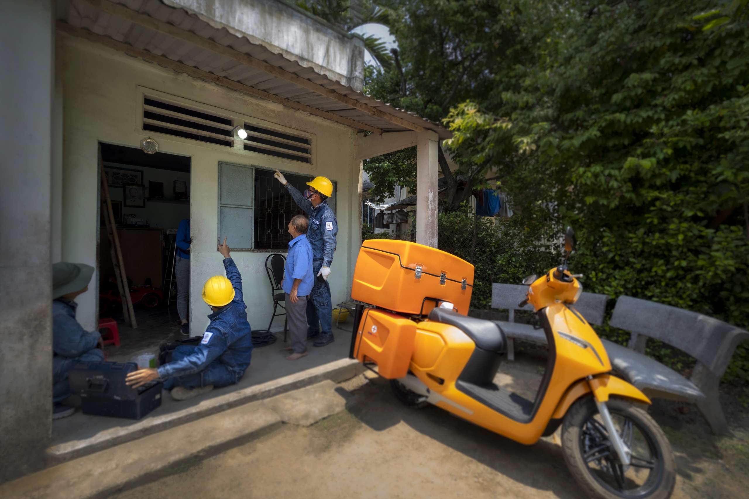 Ảnh dự thi: EVNHCMC lắp điện cho các gia đình khó khăn - Ảnh 3.