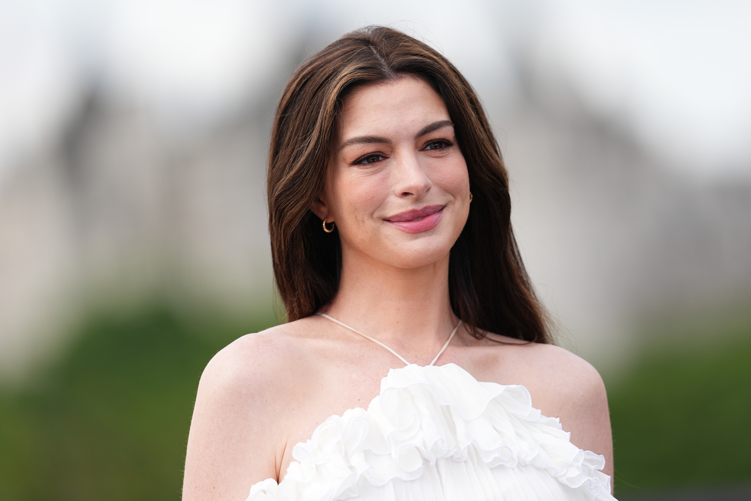 Anne Hathaway ôm bụng bầu, khoe sắc quyến rũ bên dàn sao 'The Odyssey' - Ảnh 7.