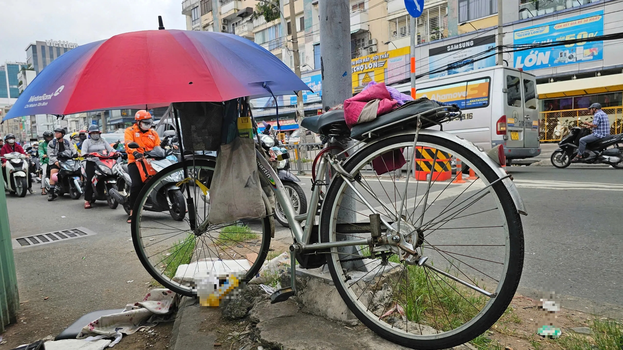 Cụ ông 86 tuổi chạy xe đạp mưu sinh nuôi vợ đột quỵ - Ảnh 3.