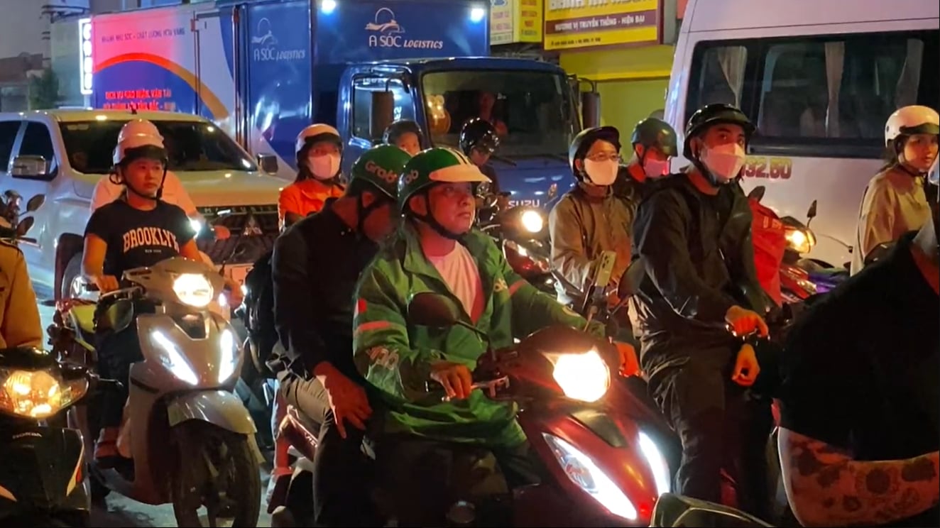 Chuyến xe đ&ecirc;m - những người đổi sức khỏe để mưu sinh - Ảnh 1.