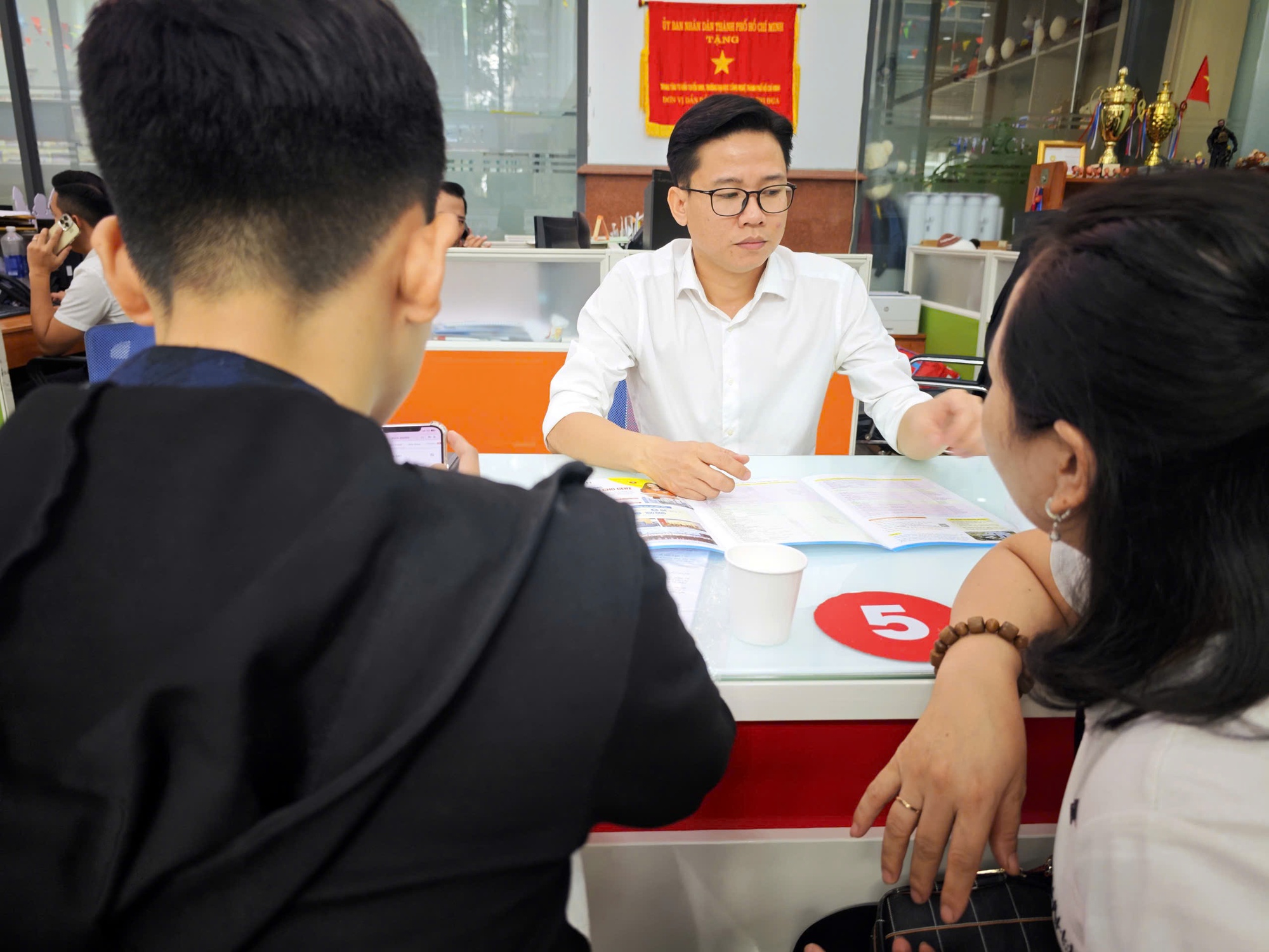 Đăng k&yacute; nguyện vọng: Chọn trường, ng&agrave;nh hay nghề ? - Ảnh 1.