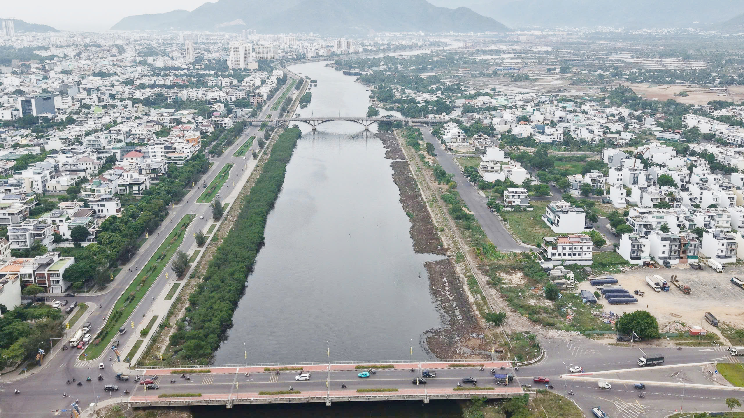 Vì sao chặt hàng cây trên sông Quán Trường ở Nha Trang?- Ảnh 1.