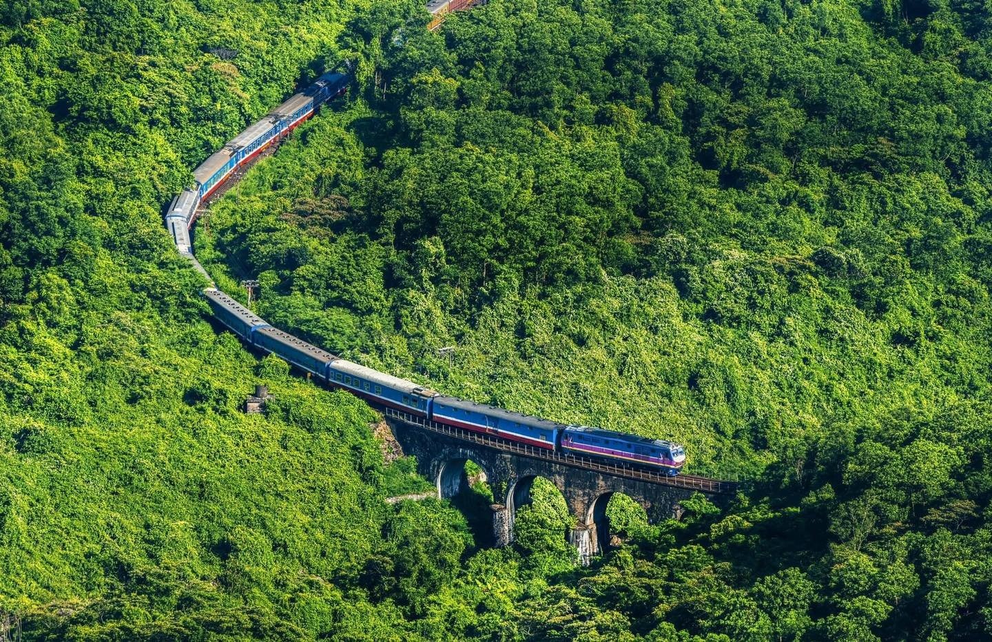 Báo Mỹ ca ngợi hành trình tàu lửa ở Việt Nam đẹp top đầu thế giới- Ảnh 1.