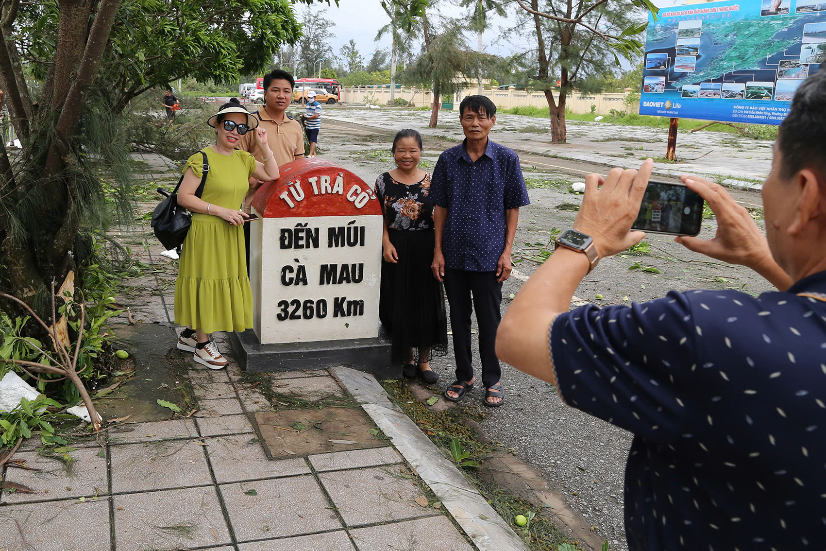 Sau bão số 1, du khách vẫn đến check-in mũi Sa Vĩ - Ảnh 1.