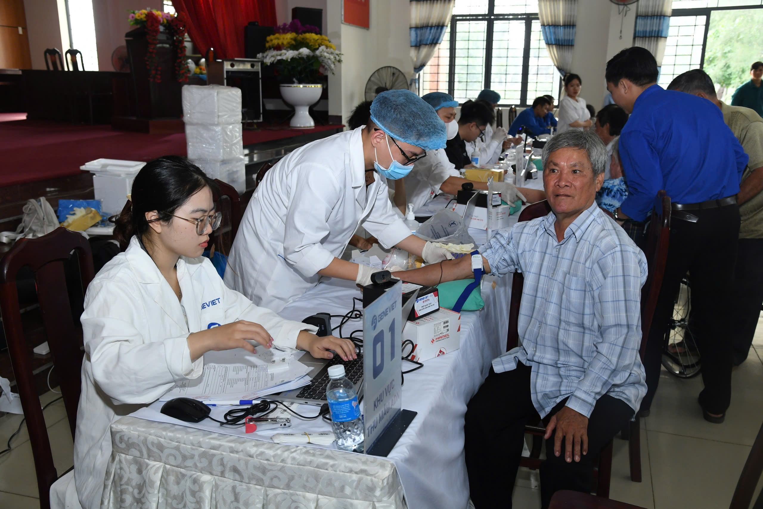 Lấy mẫu ADN 2 em trai của liệt sĩ Huỳnh Văn Quên ở Tây Ninh- Ảnh 1.