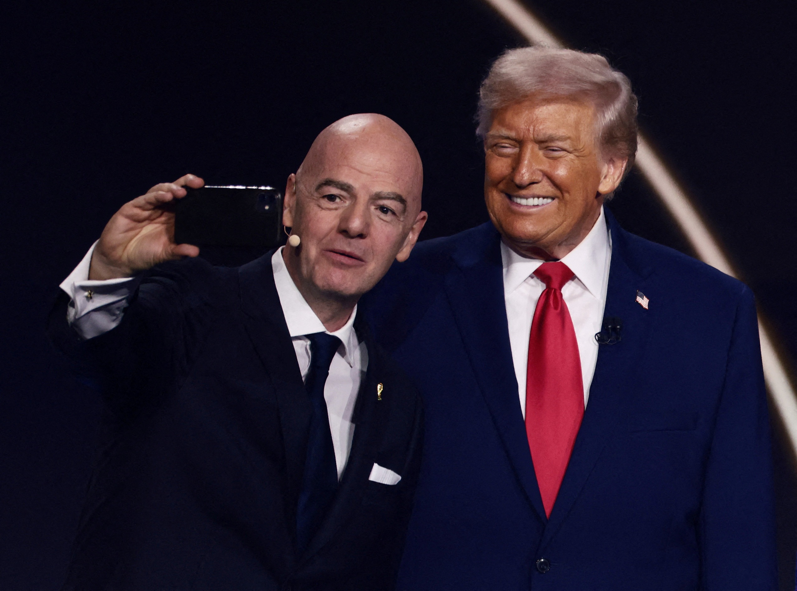Đảng Dân chủ Mỹ điều tra quan hệ giữa Chủ tịch FIFA và ông Trump - Ảnh 1.