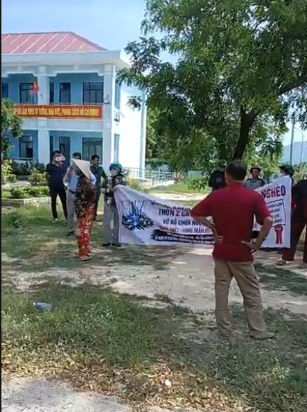 Vụ vỡ hồ núi Tân Lai: Dân bức xúc kéo đến UBND xã đòi đền bù thiệt hại- Ảnh 1.