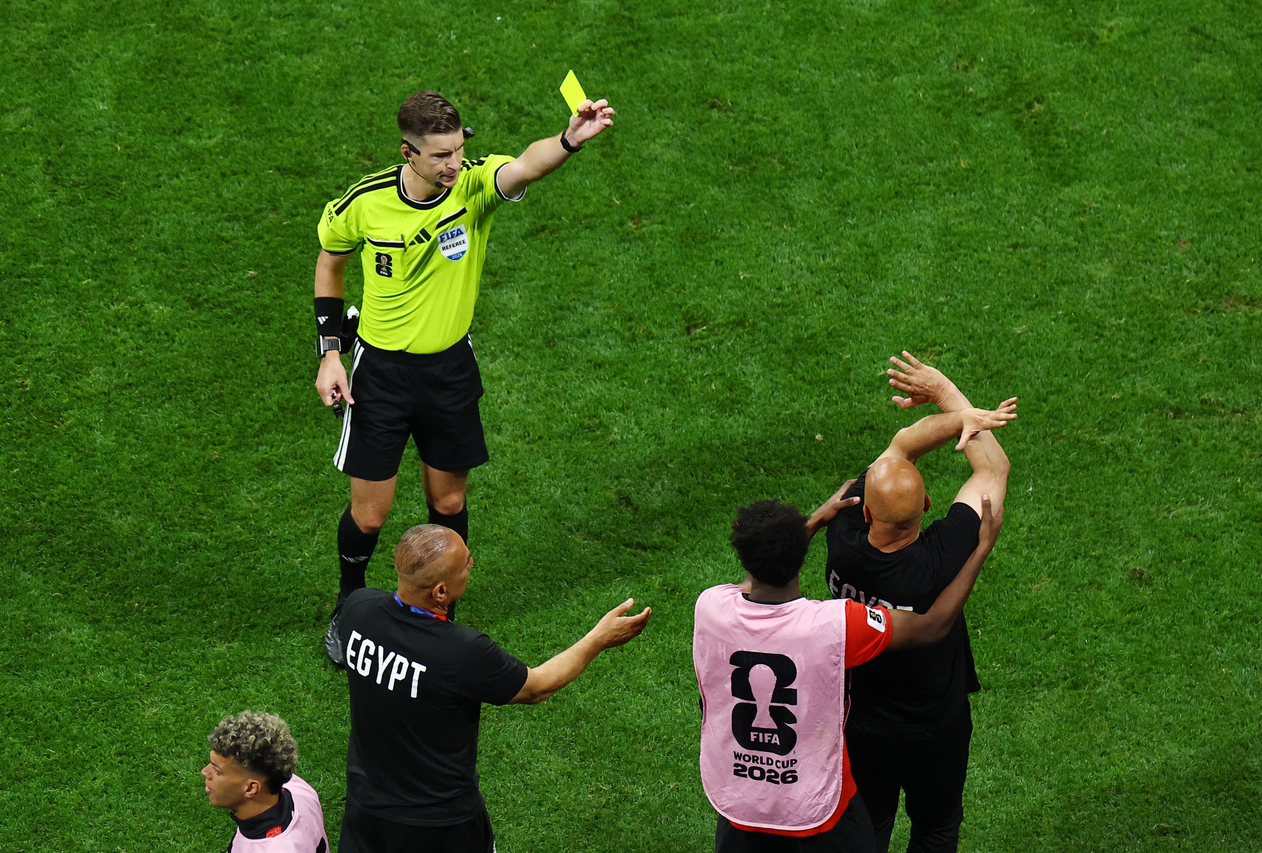 Ban huấn luyện Ai Cập bùng nổ cơn giận dữ sau bàn thua ngược Argentina, bị  'tặng' cơn mưa thẻ