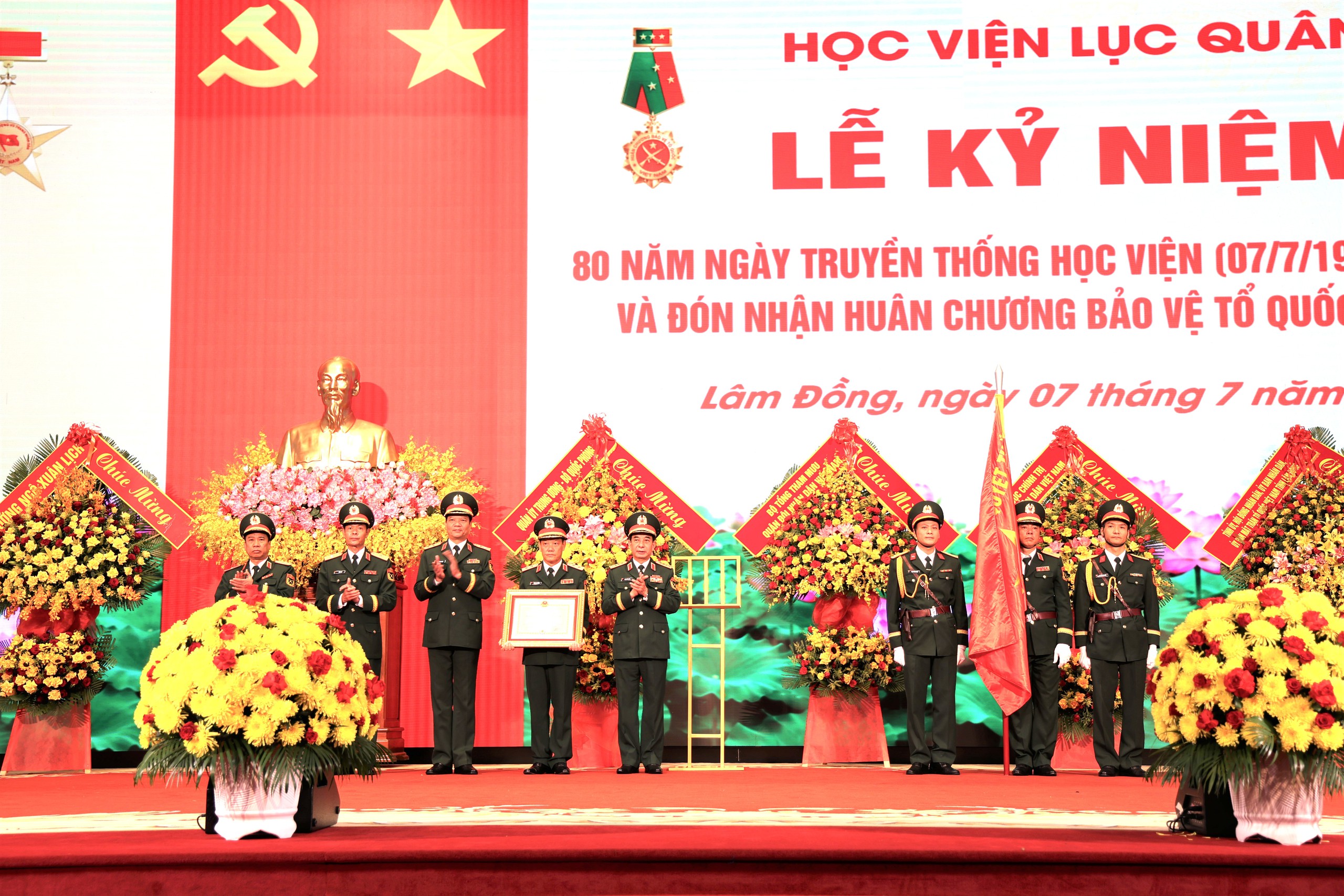 Học viện Lục quân đón nhận Huân chương Bảo vệ Tổ quốc hạng nhất - Ảnh 4.
