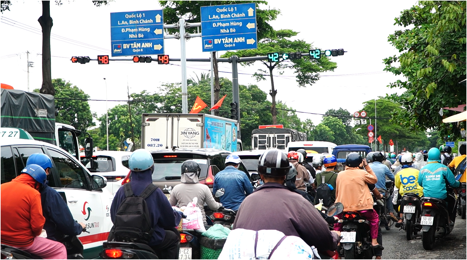 Một t&iacute;n hiệu mới cho kỳ vọng giảm kẹt xe tr&ecirc;n đại lộ Nguyễn Văn Linh - Ảnh 4.