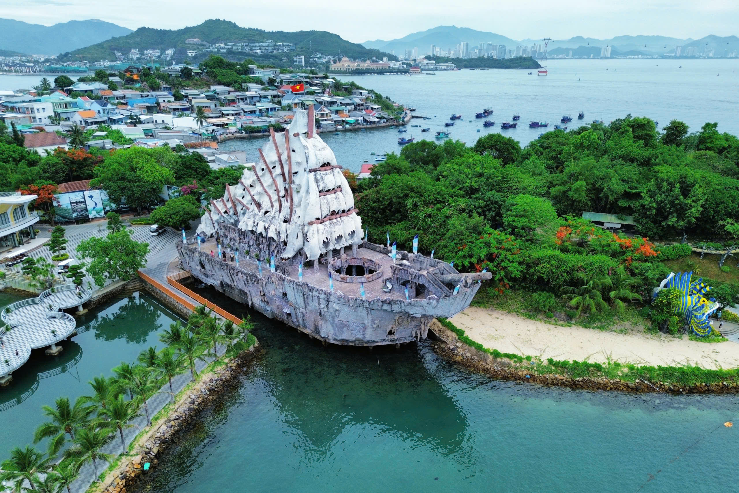 Độc đáo thủy cung trong con tàu 'hóa thạch' giữa vịnh Nha Trang- Ảnh 1.