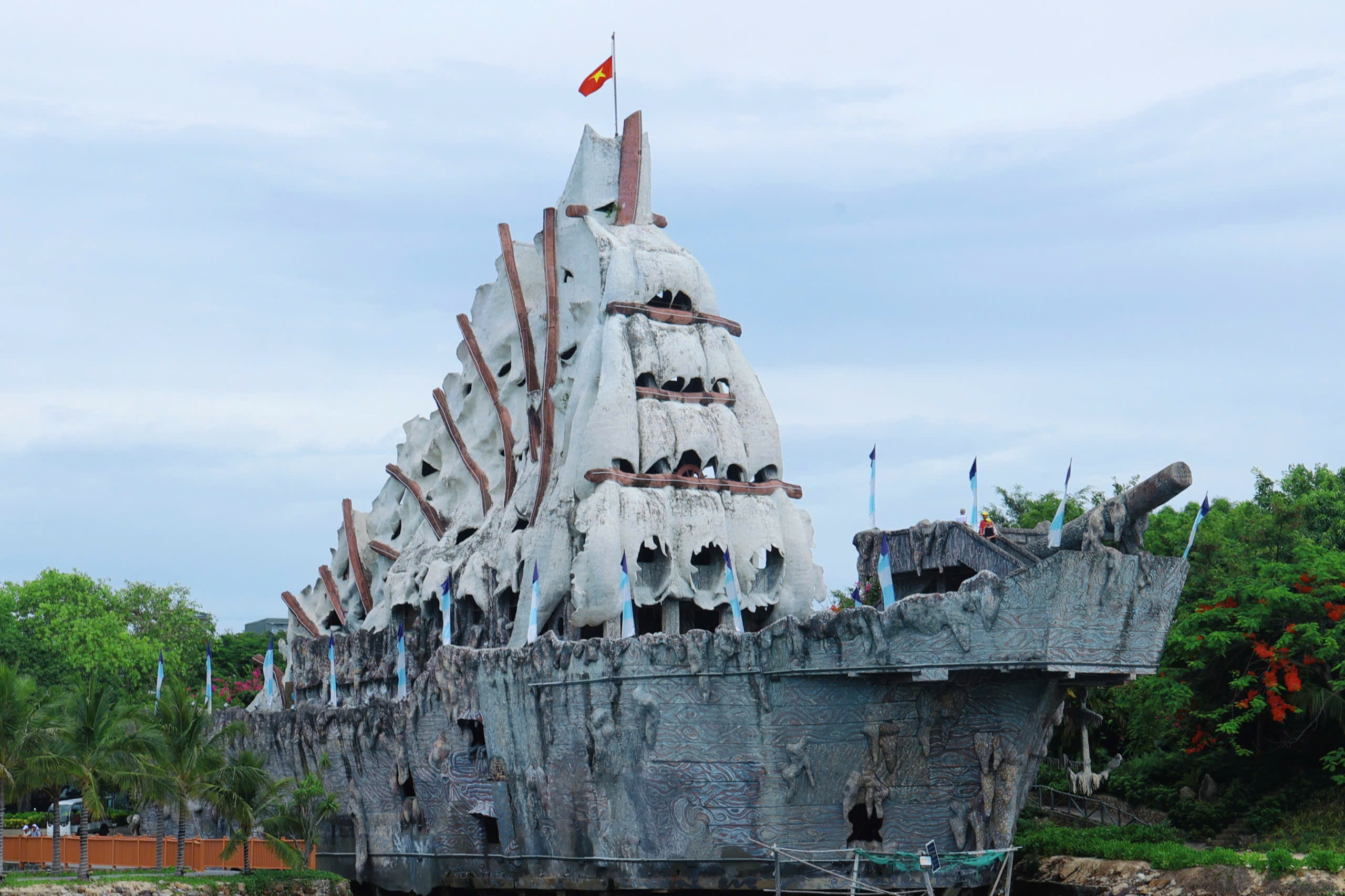 Độc đáo thủy cung trong con tàu 'hóa thạch' giữa vịnh Nha Trang- Ảnh 2.