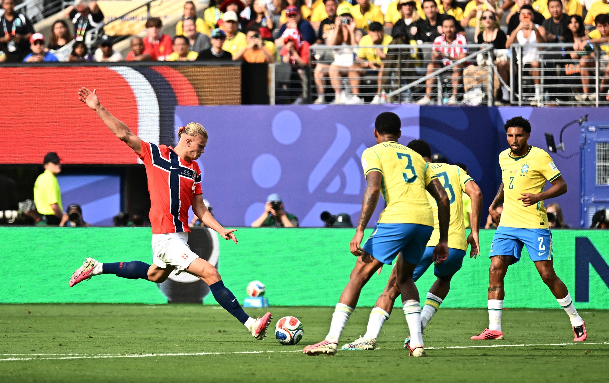 Thủ tướng Anh - Na Uy đối đáp hài hước trước đại chiến tứ kết World Cup - Ảnh 1.
