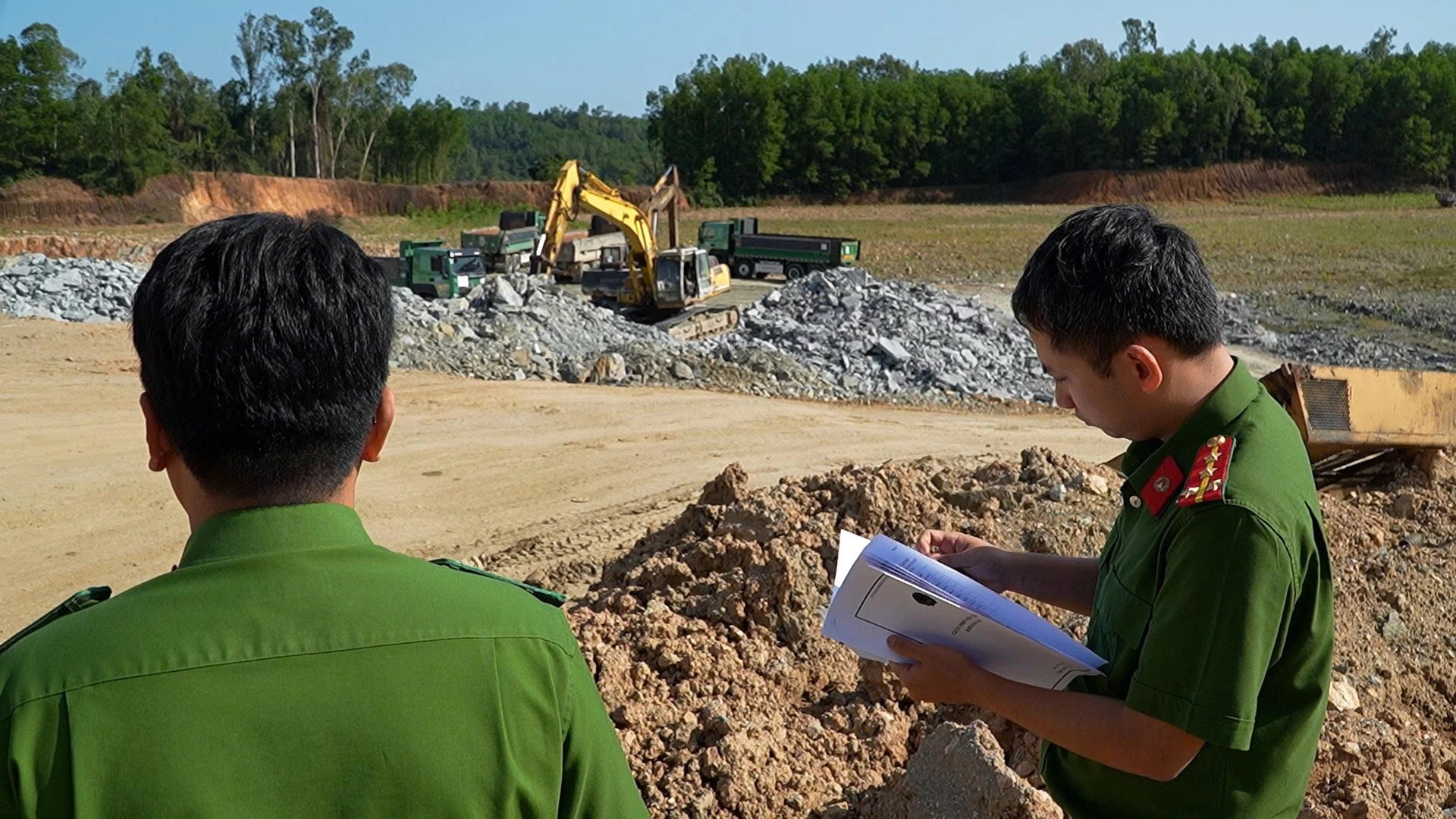 Khai thác mỏ đất ở Quảng Ngãi: Khởi tố chủ tịch và giám đốc công ty- Ảnh 1.