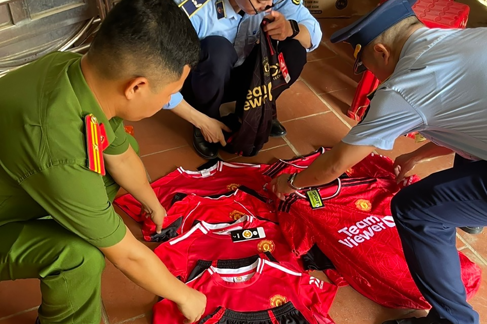 Chỉ 200.000 đồng có ngay áo đấu câu lạc bộ như Manchester United - Ảnh 4.