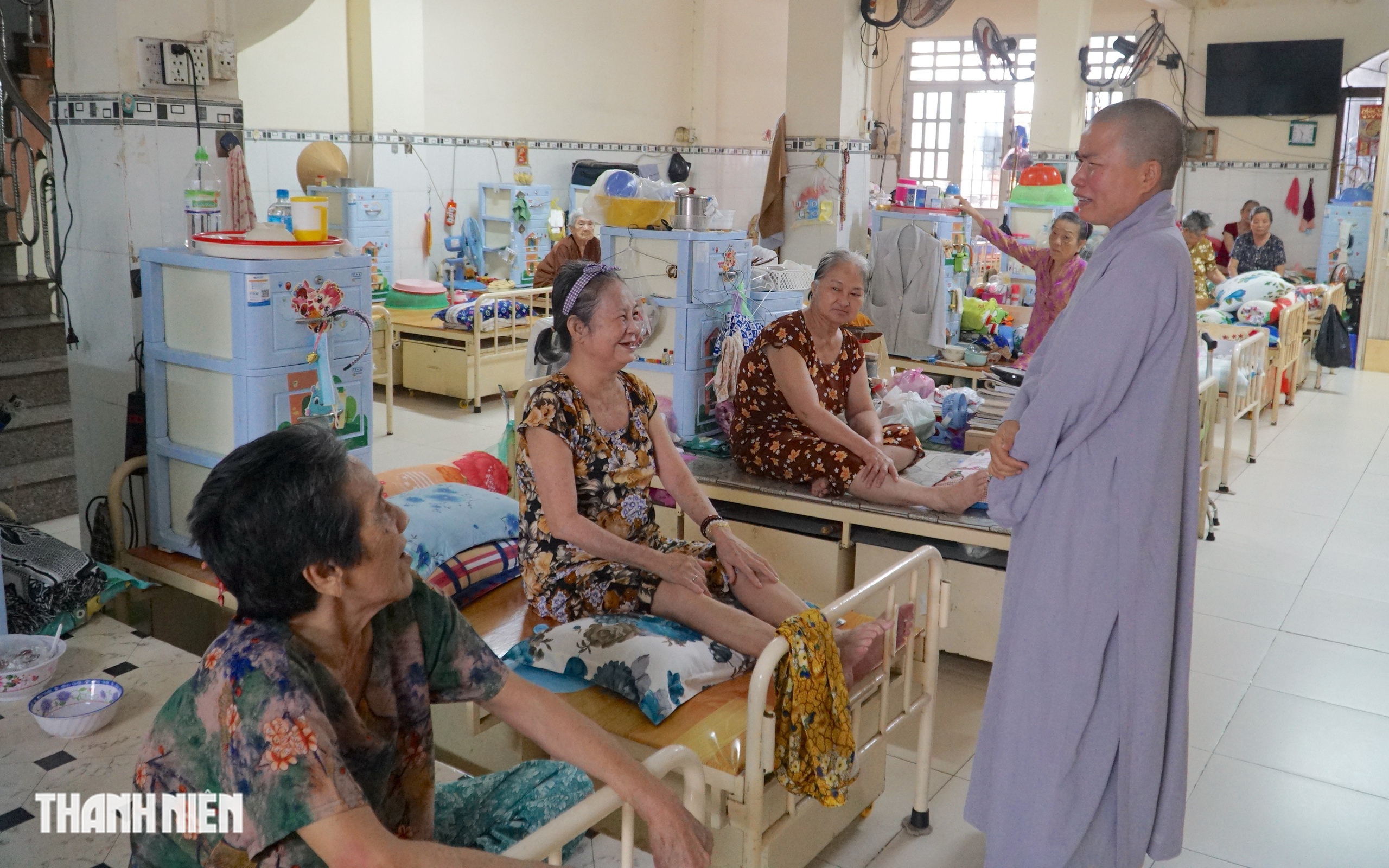 Đem đạo giúp đời: Ngôi chùa trong hẻm cưu mang hàng trăm cụ bà tuổi xế chiều - Ảnh 1.