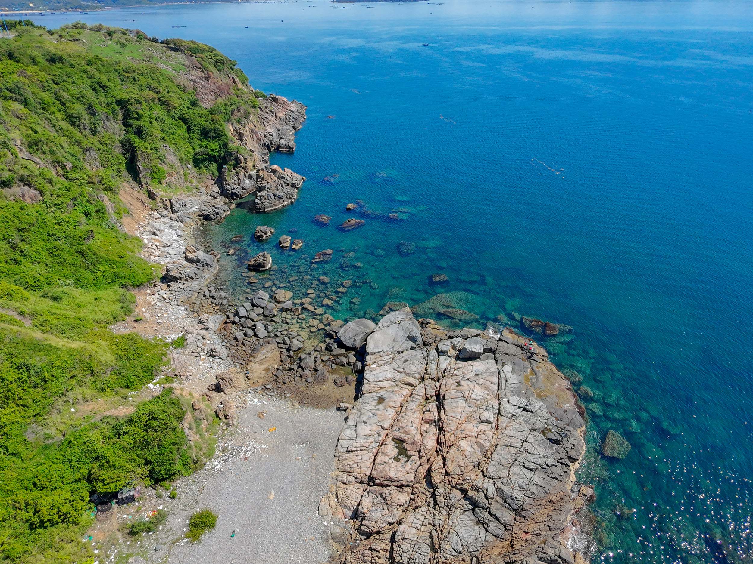 Đến Nha Trang, khám phá bãi biển không có cát dưới đèo Lương Sơn - Ảnh 3.