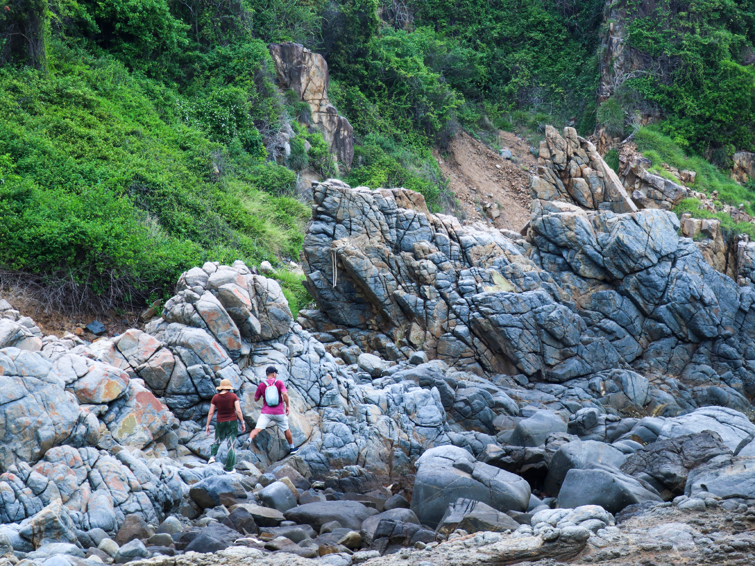 Đến Nha Trang, khám phá bãi biển không có cát dưới đèo Lương Sơn - Ảnh 4.