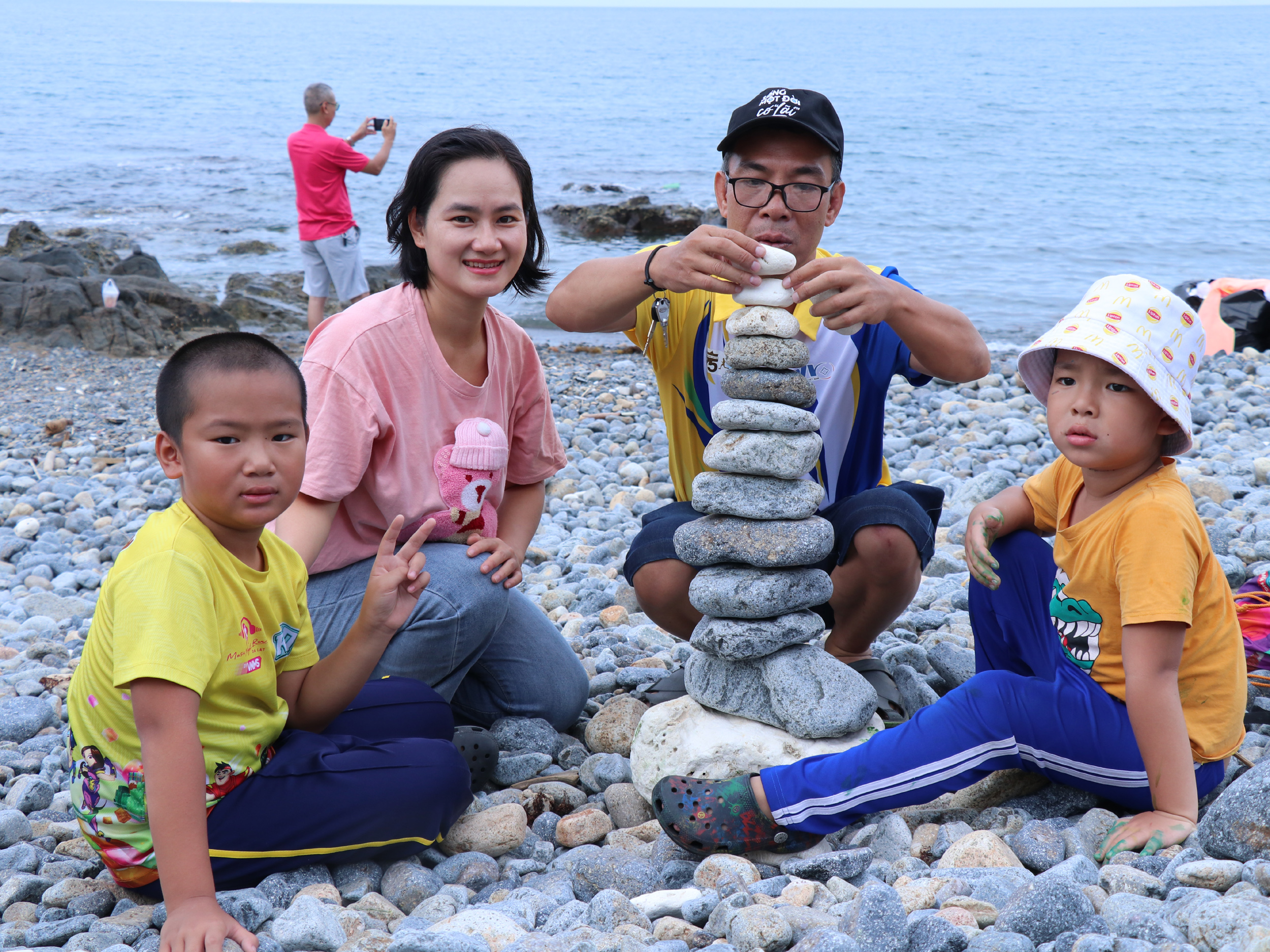Đến Nha Trang, khám phá bãi biển không có cát dưới đèo Lương Sơn - Ảnh 6.