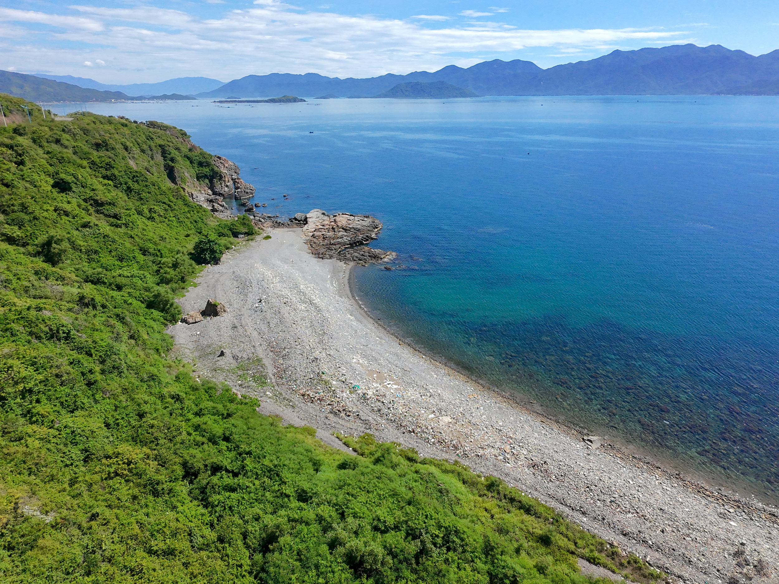 Đến Nha Trang, khám phá bãi biển không có cát dưới đèo Lương Sơn - Ảnh 1.