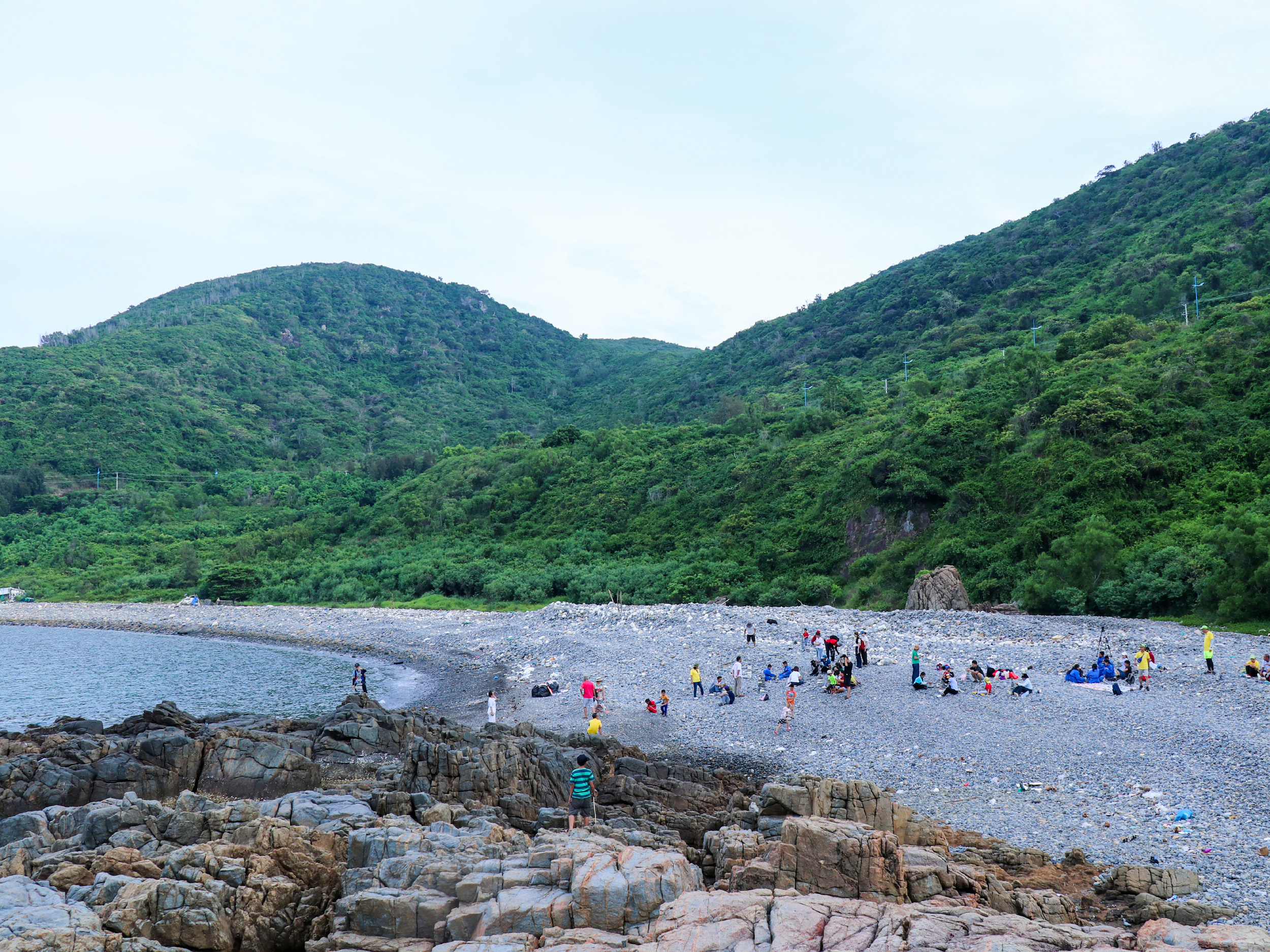Đến Nha Trang, khám phá bãi biển không có cát dưới đèo Lương Sơn - Ảnh 8.