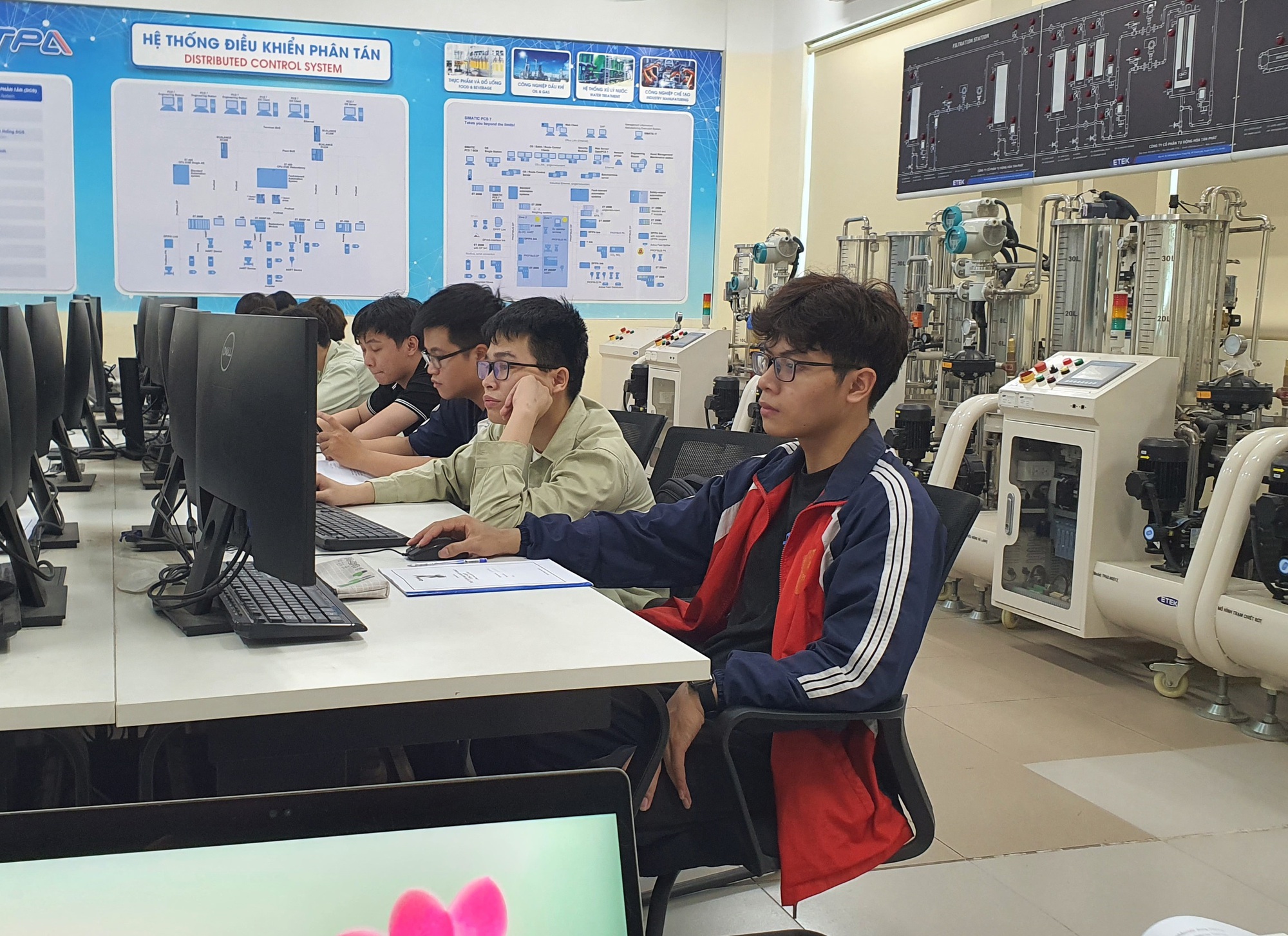 D&ugrave;ng vốn ngoại để n&acirc;ng cao nội lực: N&acirc;ng cấp 'bệ ph&oacute;ng'- Ảnh 2.