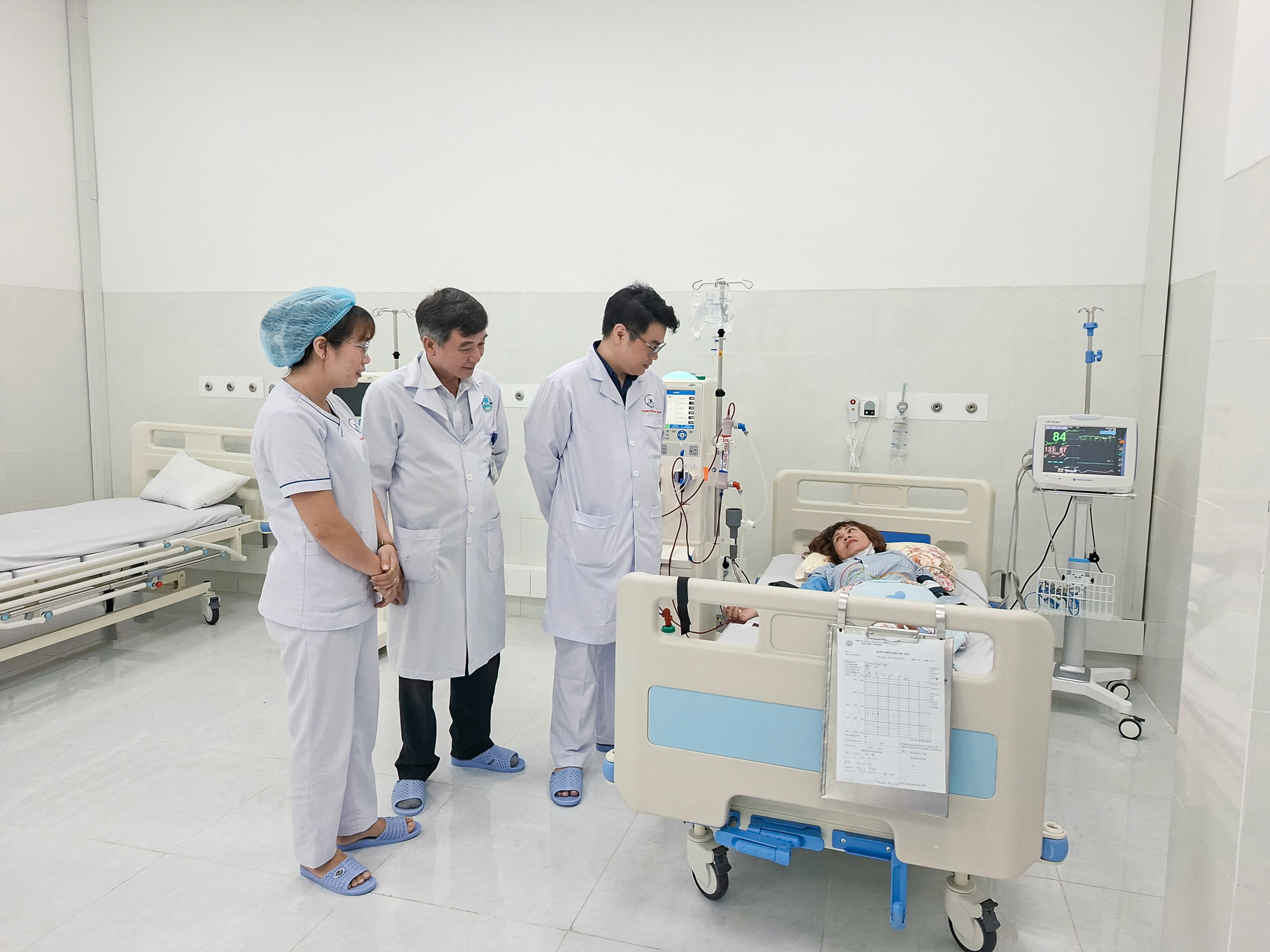 Đơn vị lọc máu tại Côn Đảo đón những du khách suy thận đầu tiên - Ảnh 1.
