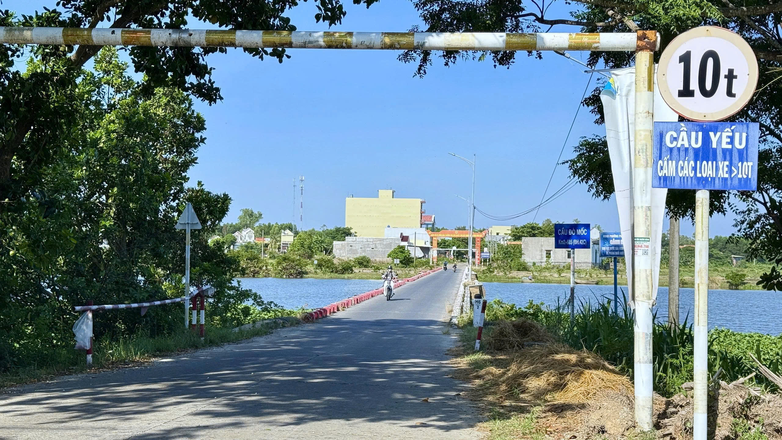 Những cây cầu 'oằn mình' gánh xe cộ, chờ ngày được thay thế - Ảnh 1.