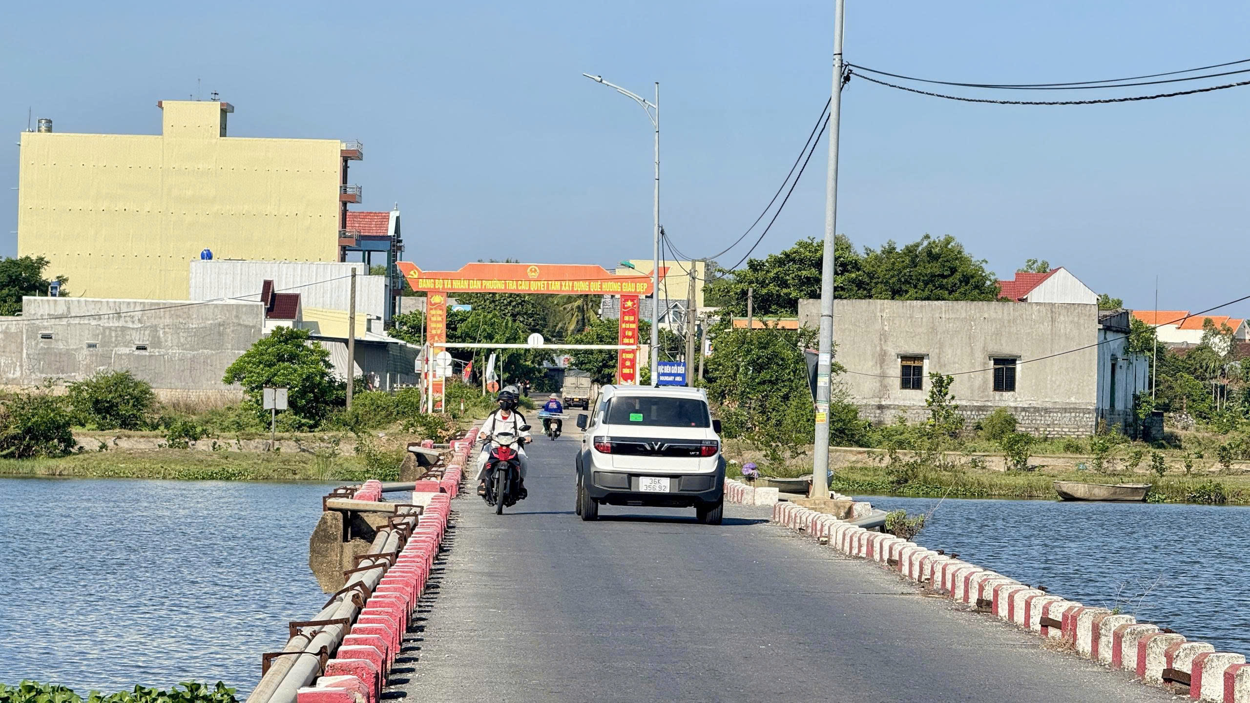 Những cây cầu 'oằn mình' gánh xe cộ, chờ ngày được thay thế - Ảnh 2.